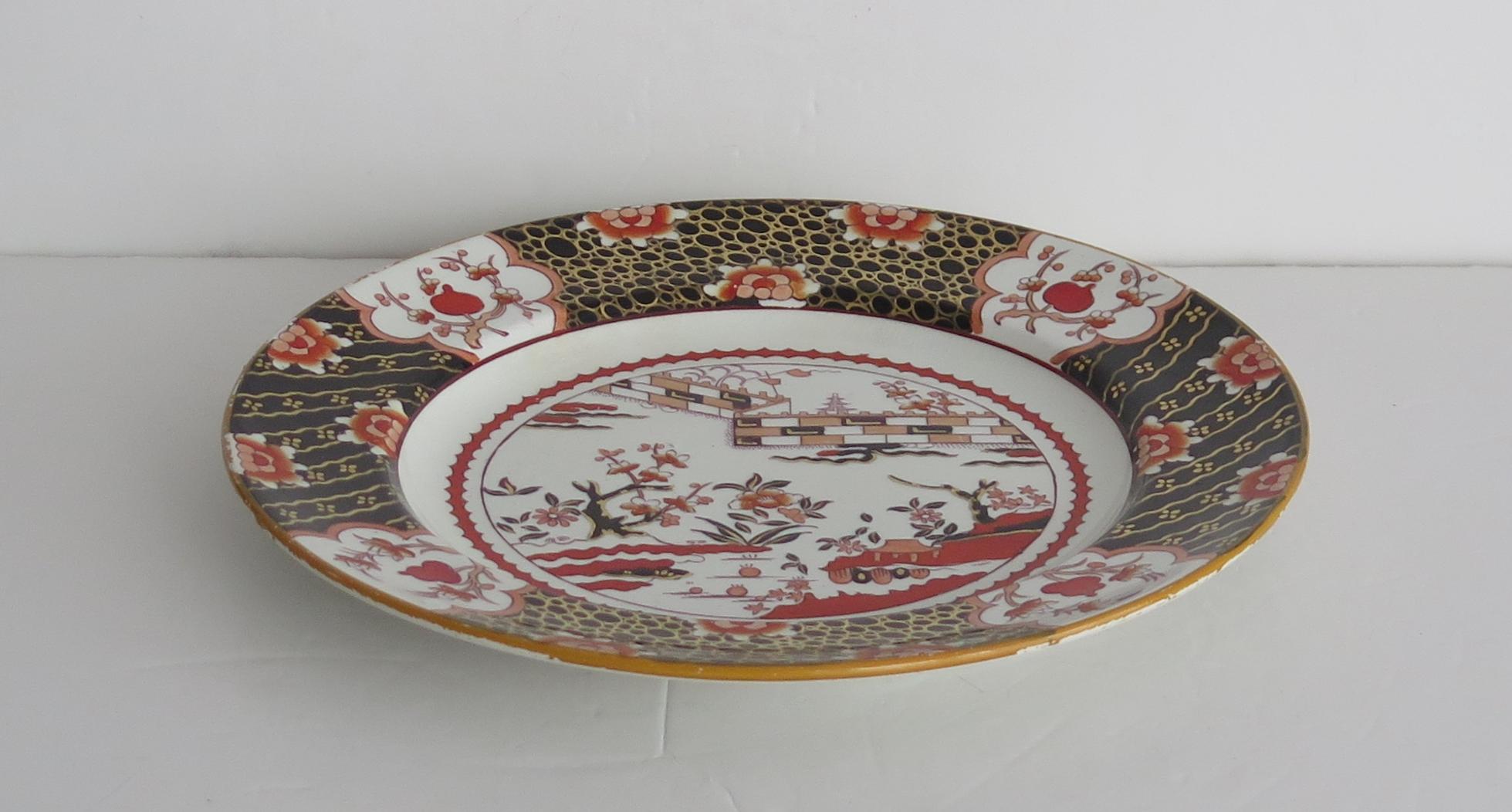 XIX secolo Piatto da pranzo Mason's Ashworth Ironstone con motivo a muro colorato, circa 1870 in vendita