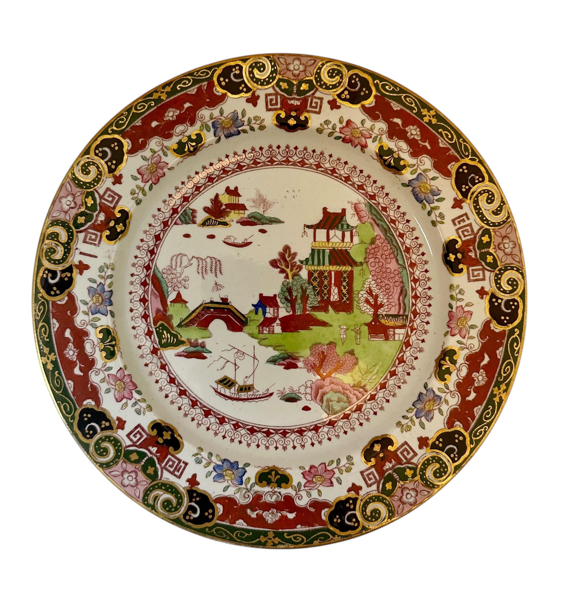 Paire d'assiettes Mason's Ashworth's Ironstone magnifiquement conservées, datant des années 1870 environ, représentant un paysage chinois richement détaillé inspiré de Pékin, au Japon. Ces plaques du XIXe siècle présentent une scène dynamique avec