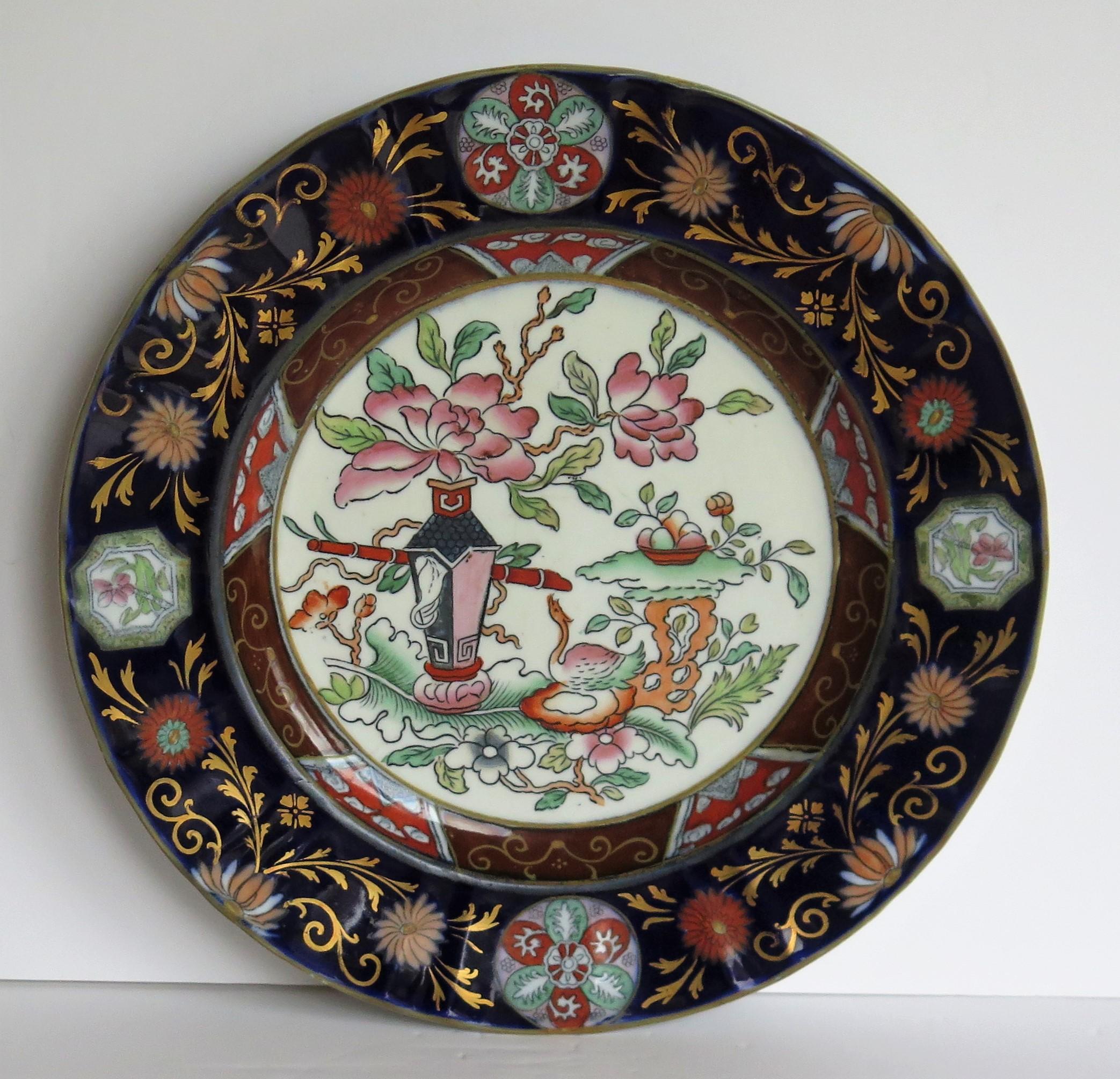 Chinoiseries Grande assiette à dîner Ashworths à motif de table et de pot de fleurs, vers 1875 en vente