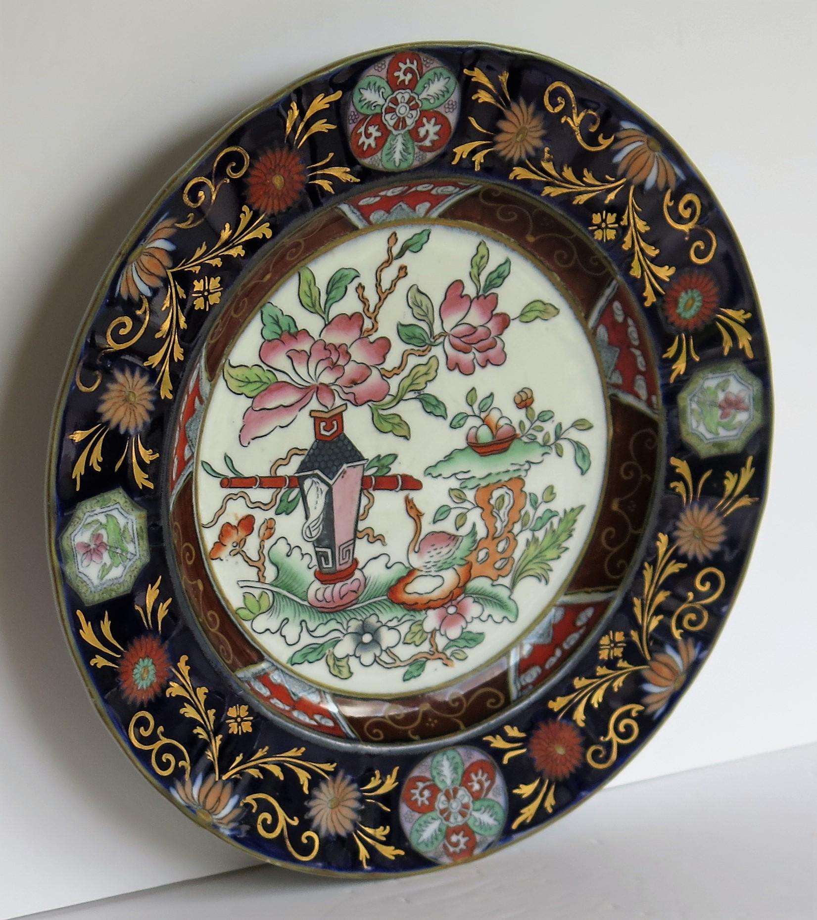 Anglais Grande assiette à dîner Ashworths à motif de table et de pot de fleurs, vers 1875 en vente