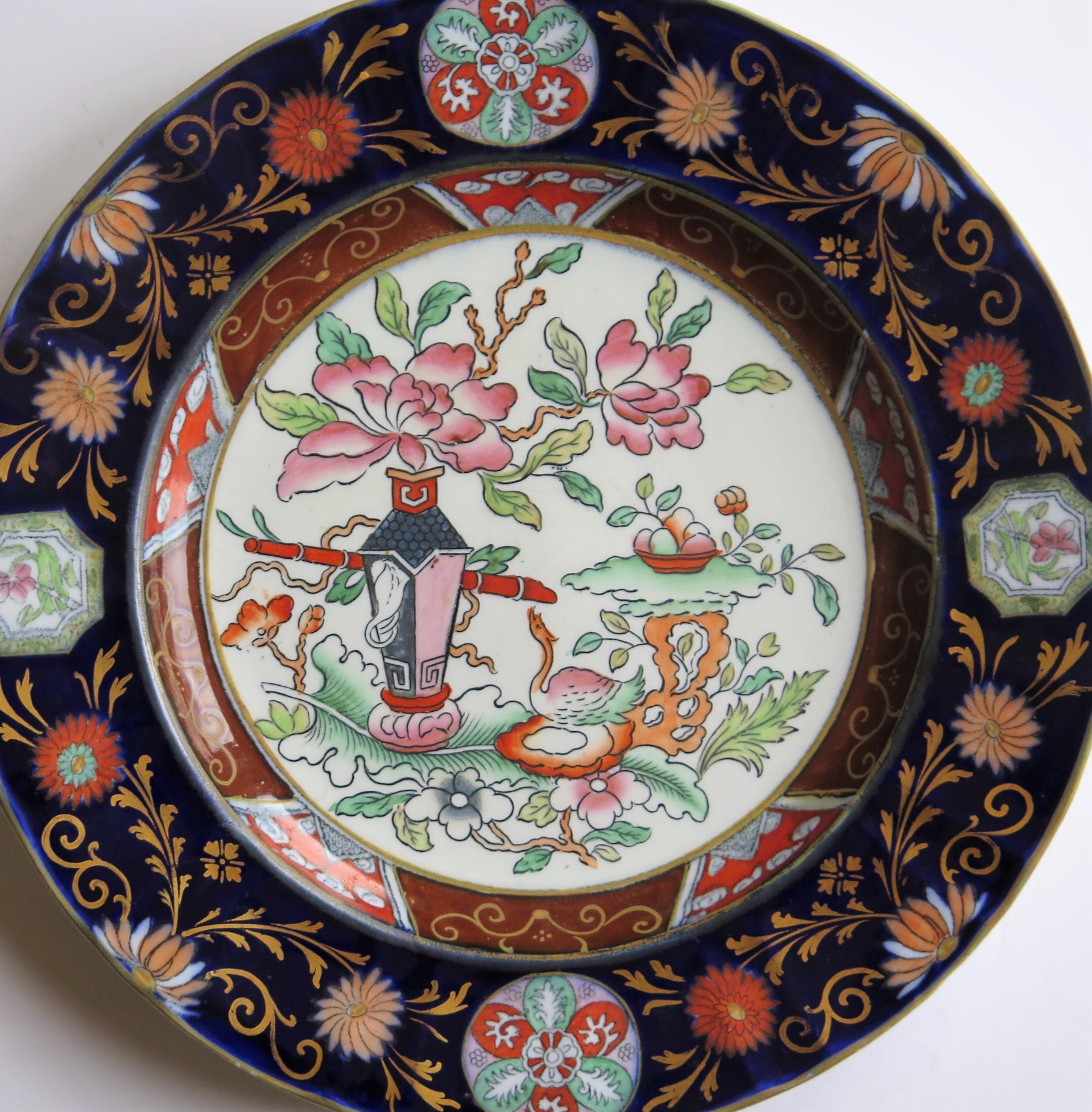 XIXe siècle Grande assiette à dîner Ashworths à motif de table et de pot de fleurs, vers 1875 en vente