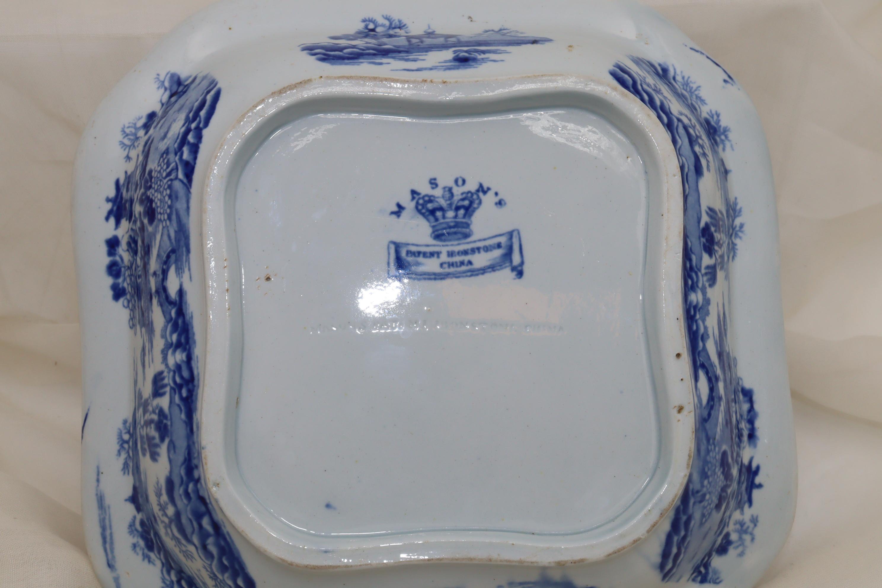 Mason's Ironstone blue and white vegetable tureen In Good Condition For Sale In East Geelong, VIC