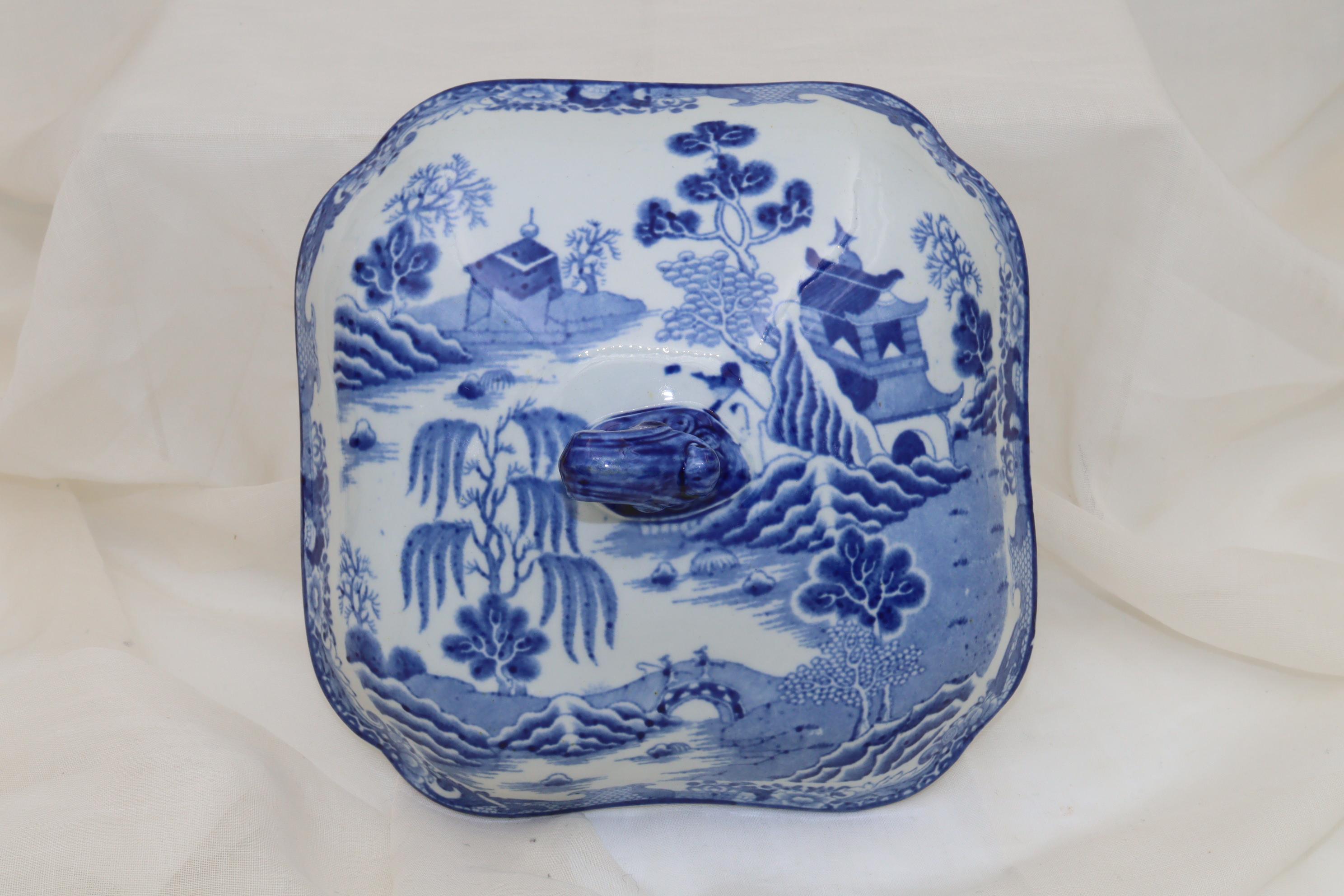 Early 19th Century Mason's Ironstone blue and white vegetable tureen For Sale