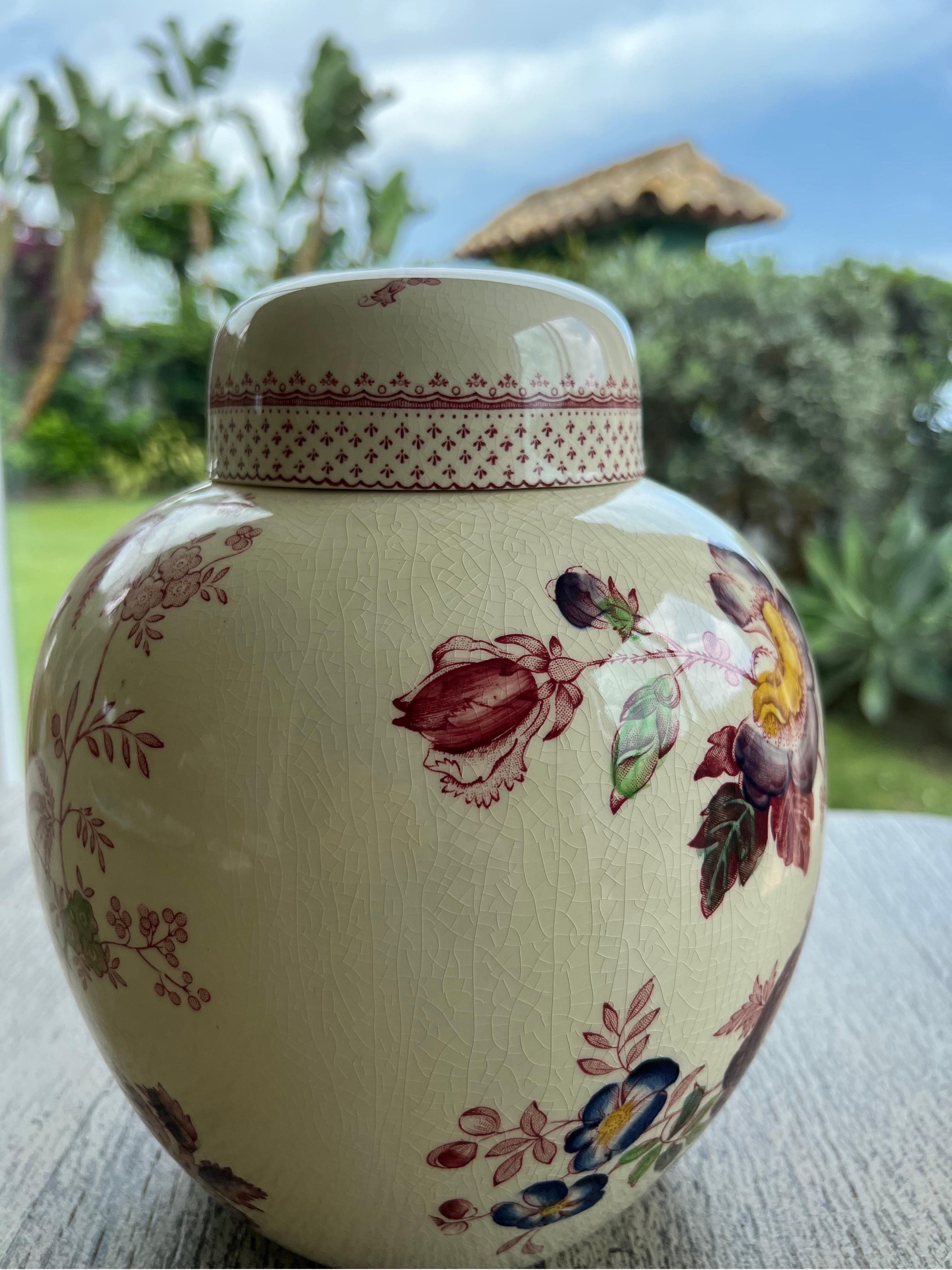 Mason’s Ironstone Chinese Ceramic Vase with Top and Flower Print In Excellent Condition For Sale In BILBAO, ES