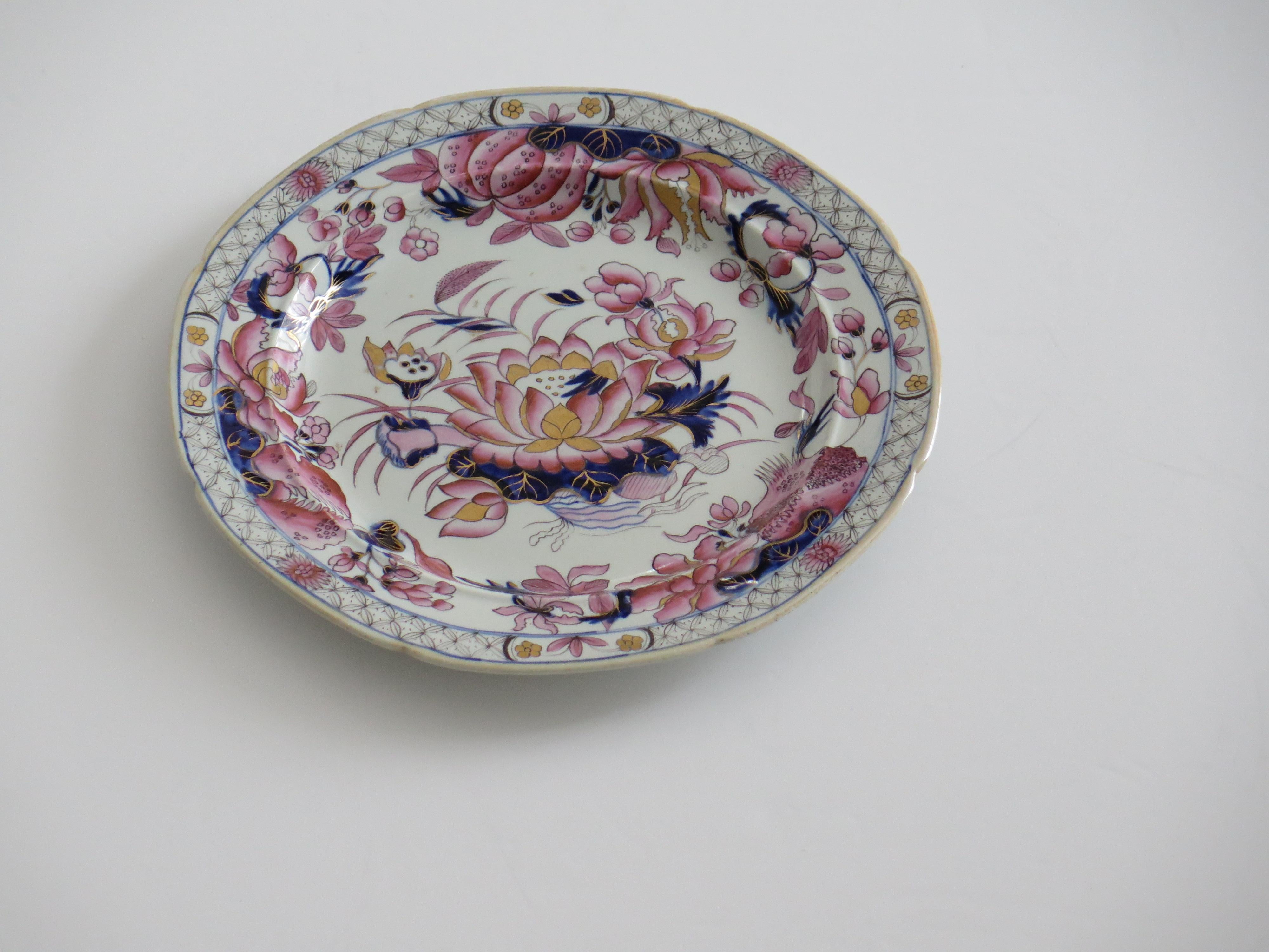 Plato llano de Mason's Ironstone con dibujo de nenúfar finamente pintado, hacia 1818 Inglés en venta