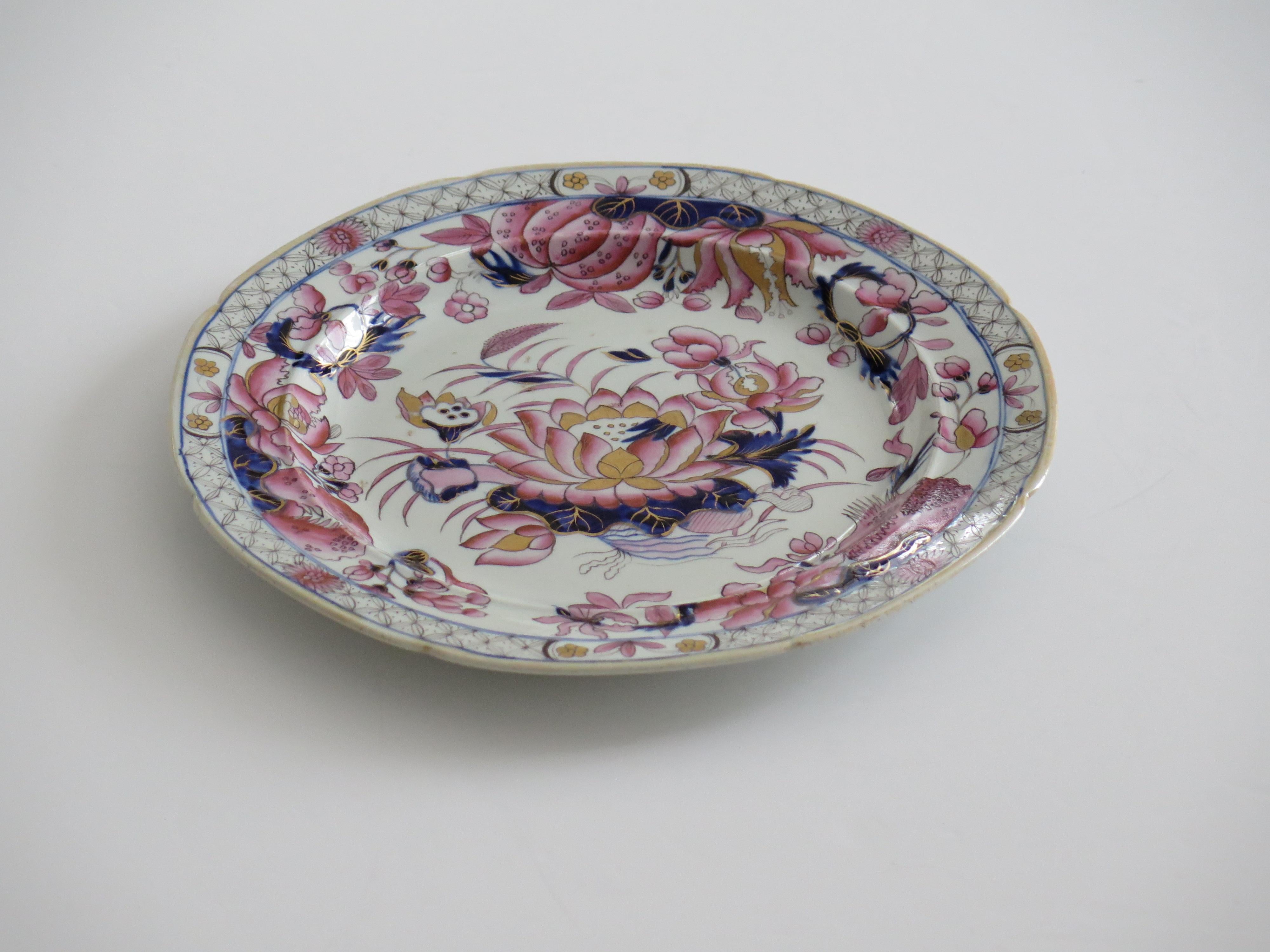 Se trata de un plato muy bueno de la cerámica Mason's Ironstone, con el decorativo motivo del Nenúfar, producido por la fábrica Mason's de Lane Delph, Staffordshire, Inglaterra, hacia 1818.

El plato es circular, con borde dentado y vidriado de