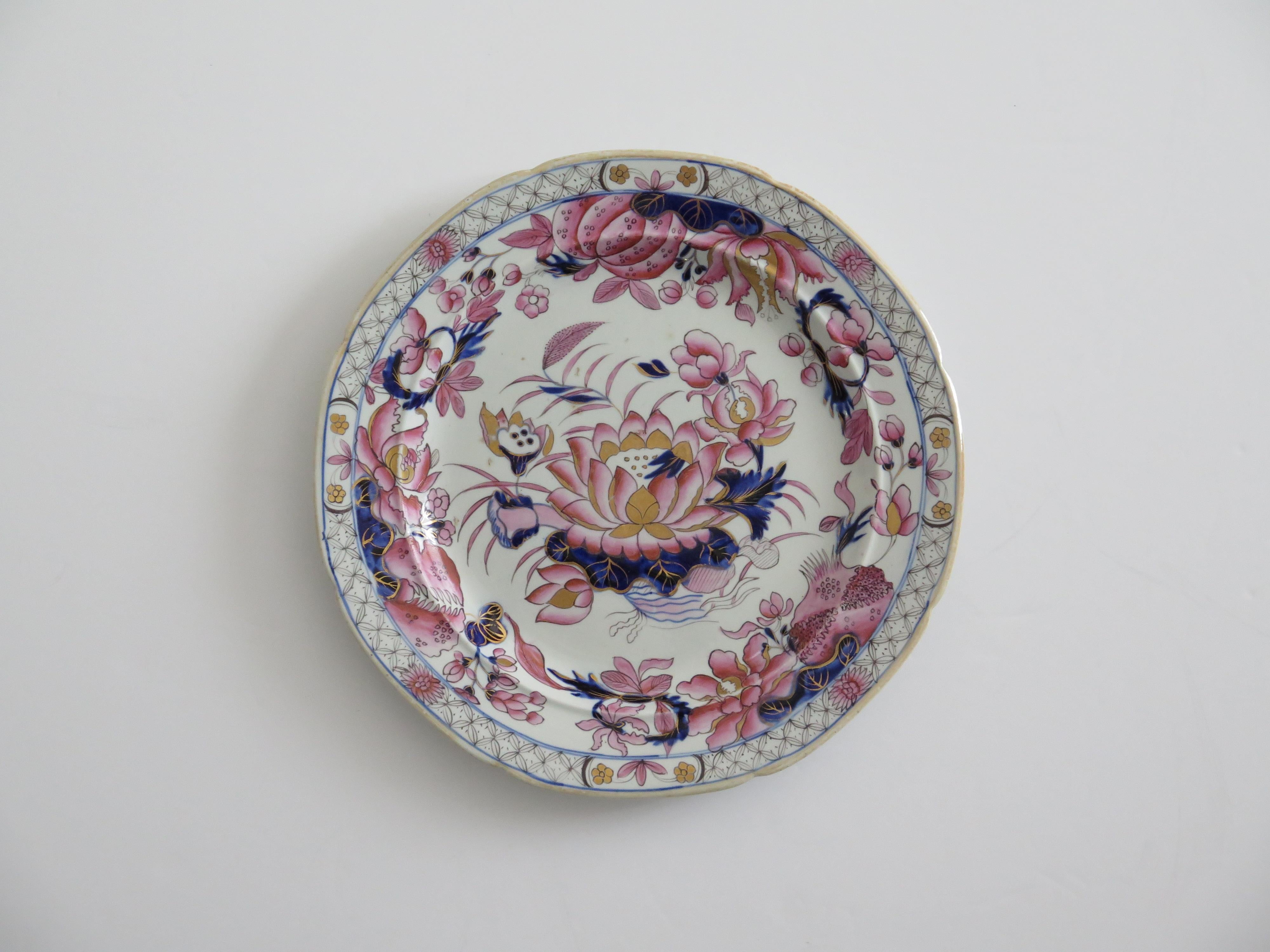 Plato llano de Mason's Ironstone con dibujo de nenúfar finamente pintado, hacia 1818 Pintado a mano en venta