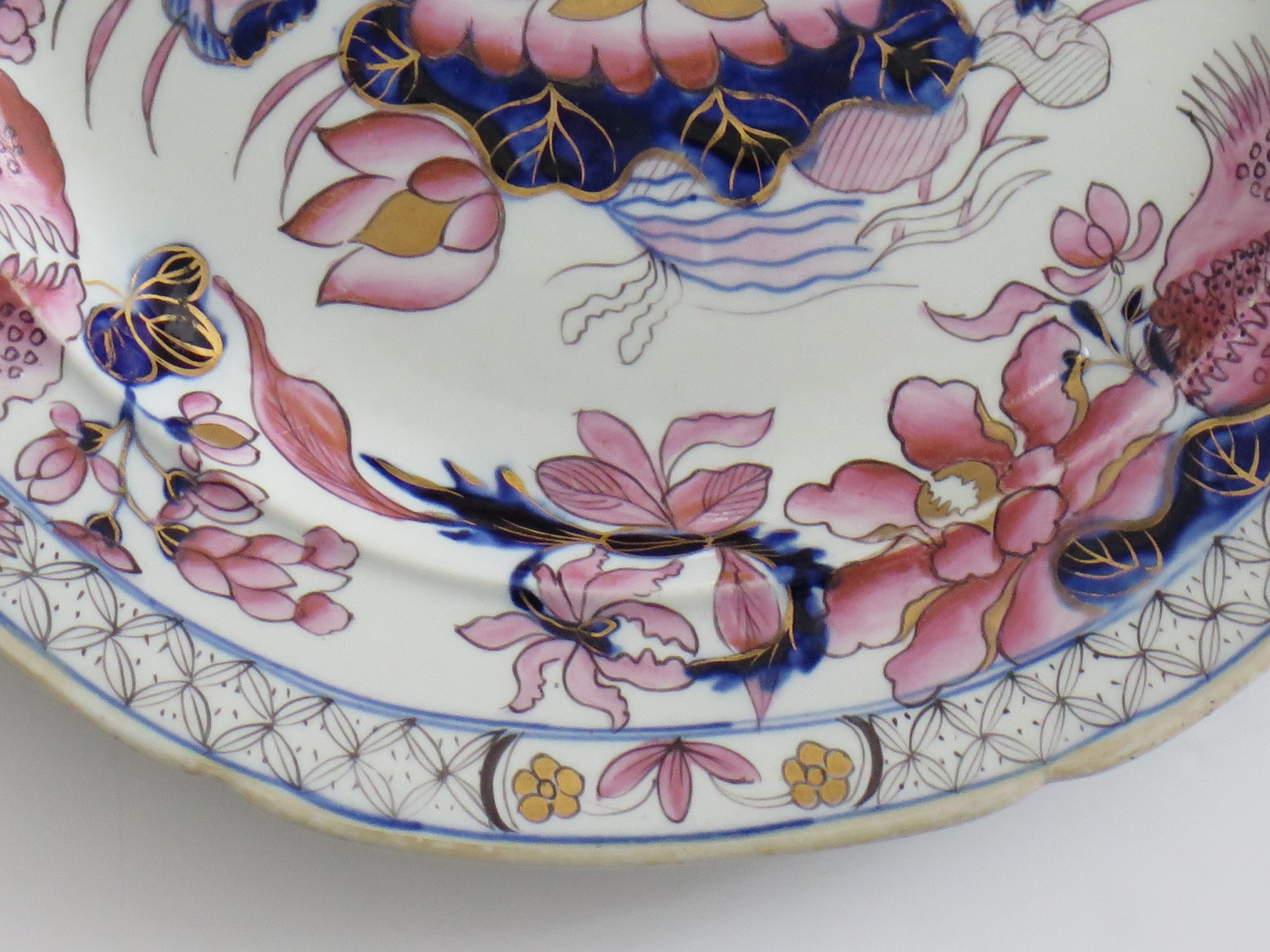 Plato llano de Mason's Ironstone con dibujo de nenúfar finamente pintado, hacia 1818 siglo XIX en venta
