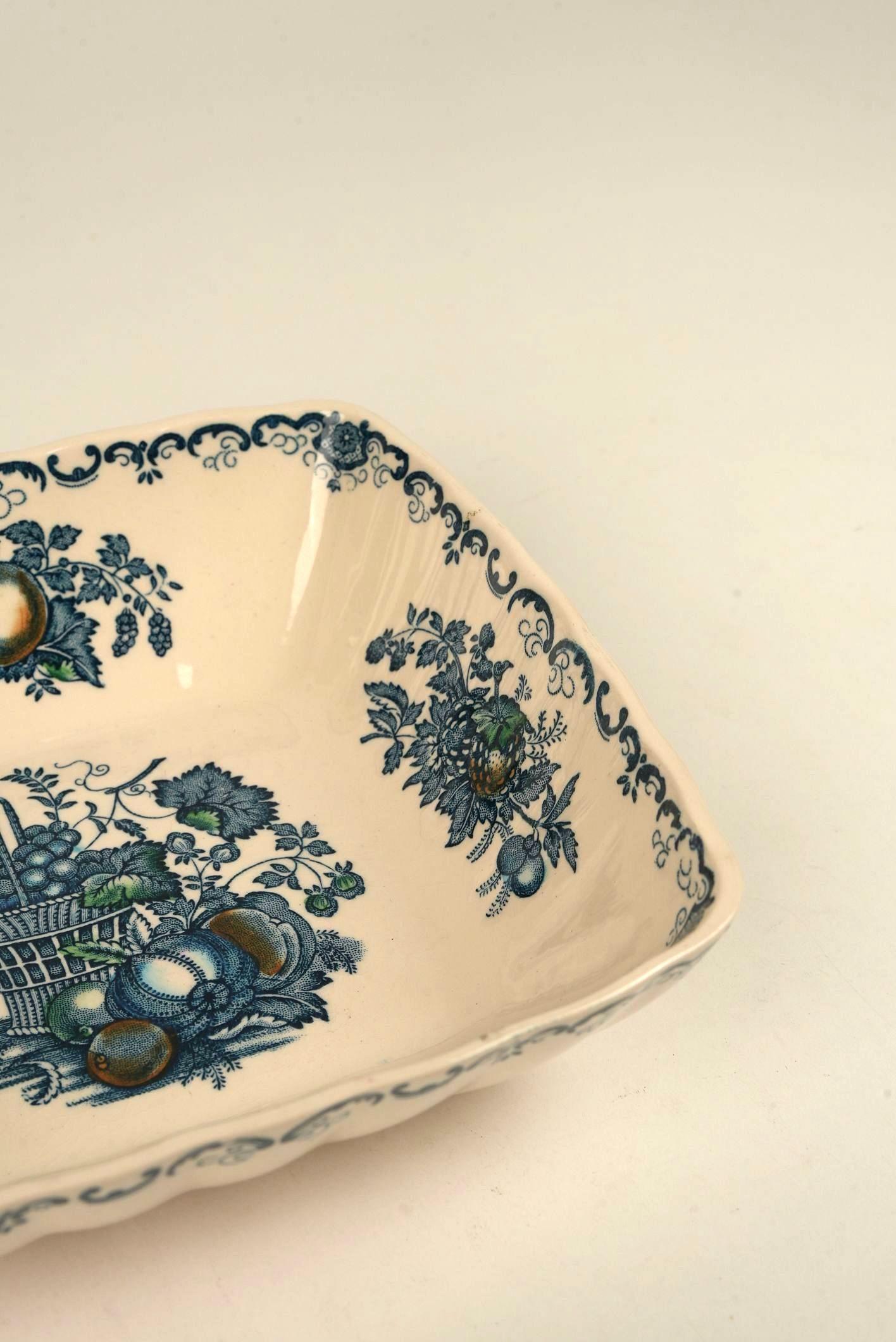 Questa antica ciotola quadrata di Mason's Ironstone, con il classico motivo Fruit Basket in blu, è un esempio splendidamente conservato di ceramica inglese dei primi del XIX secolo. Ciò che lo rende unico è la rara forma quadrata - non comune nella