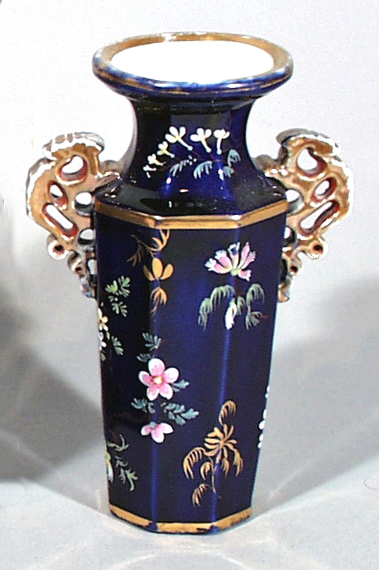 XIX secolo Guarnizione di tre vasi in pietra di Mason's Ironstone, CIRCA 1835 in vendita