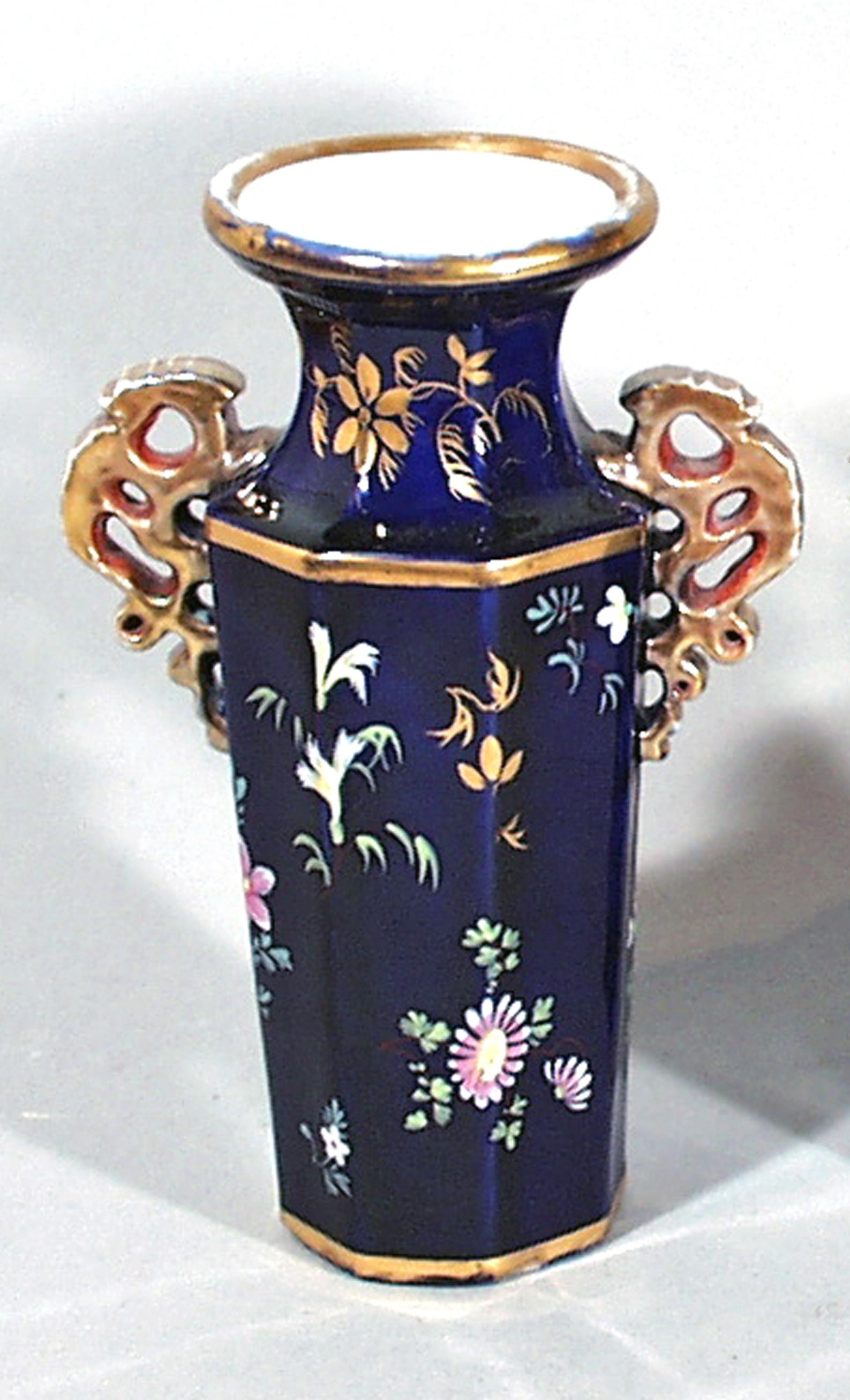 Terracotta Guarnizione di tre vasi in pietra di Mason's Ironstone, CIRCA 1835 in vendita