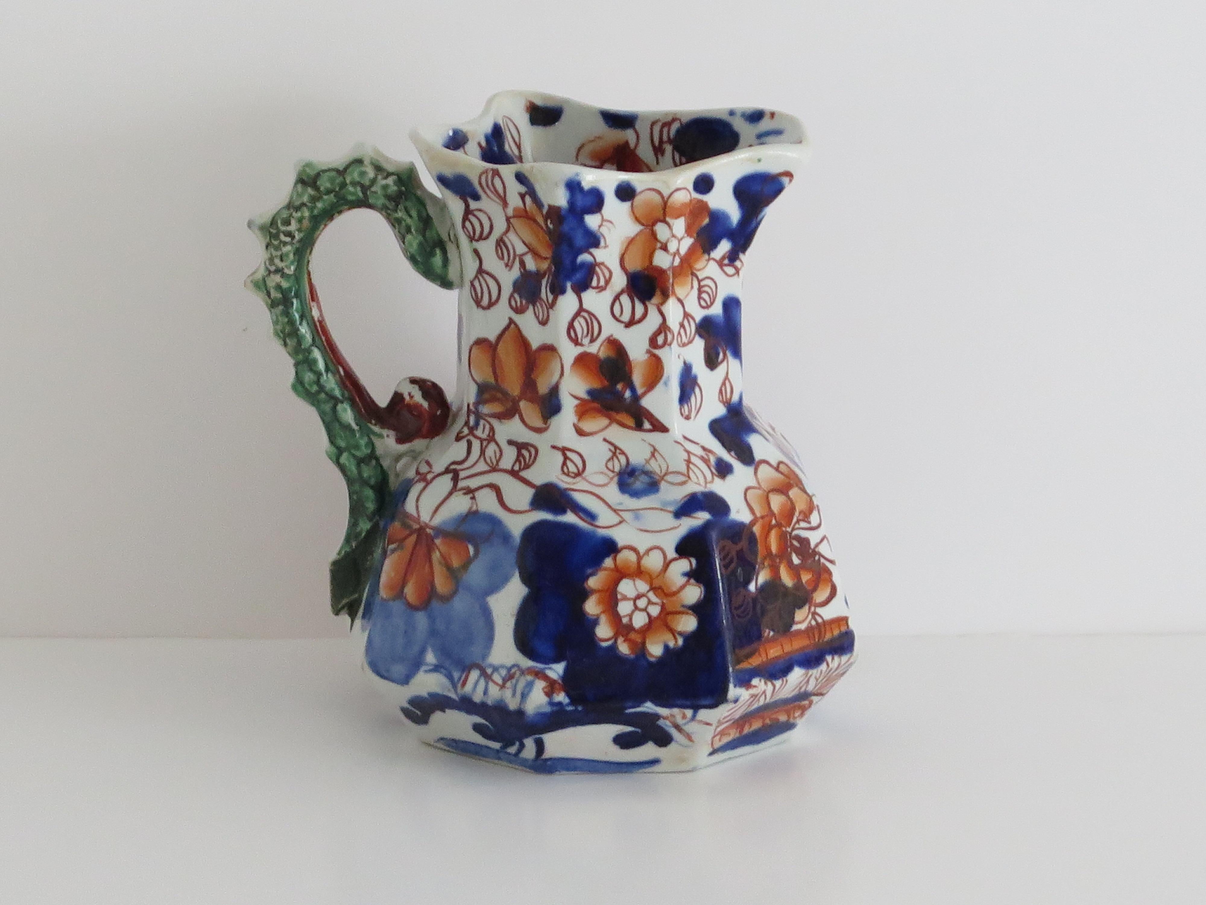 Si tratta di una caraffa o brocca Mason's Ironstone Hydra molto precoce nel modello Basket Japan, realizzata in Inghilterra nel tardo periodo georgiano, circa 1815-1820.

Questa brocca è molto decorativa e di medie dimensioni, dato che queste