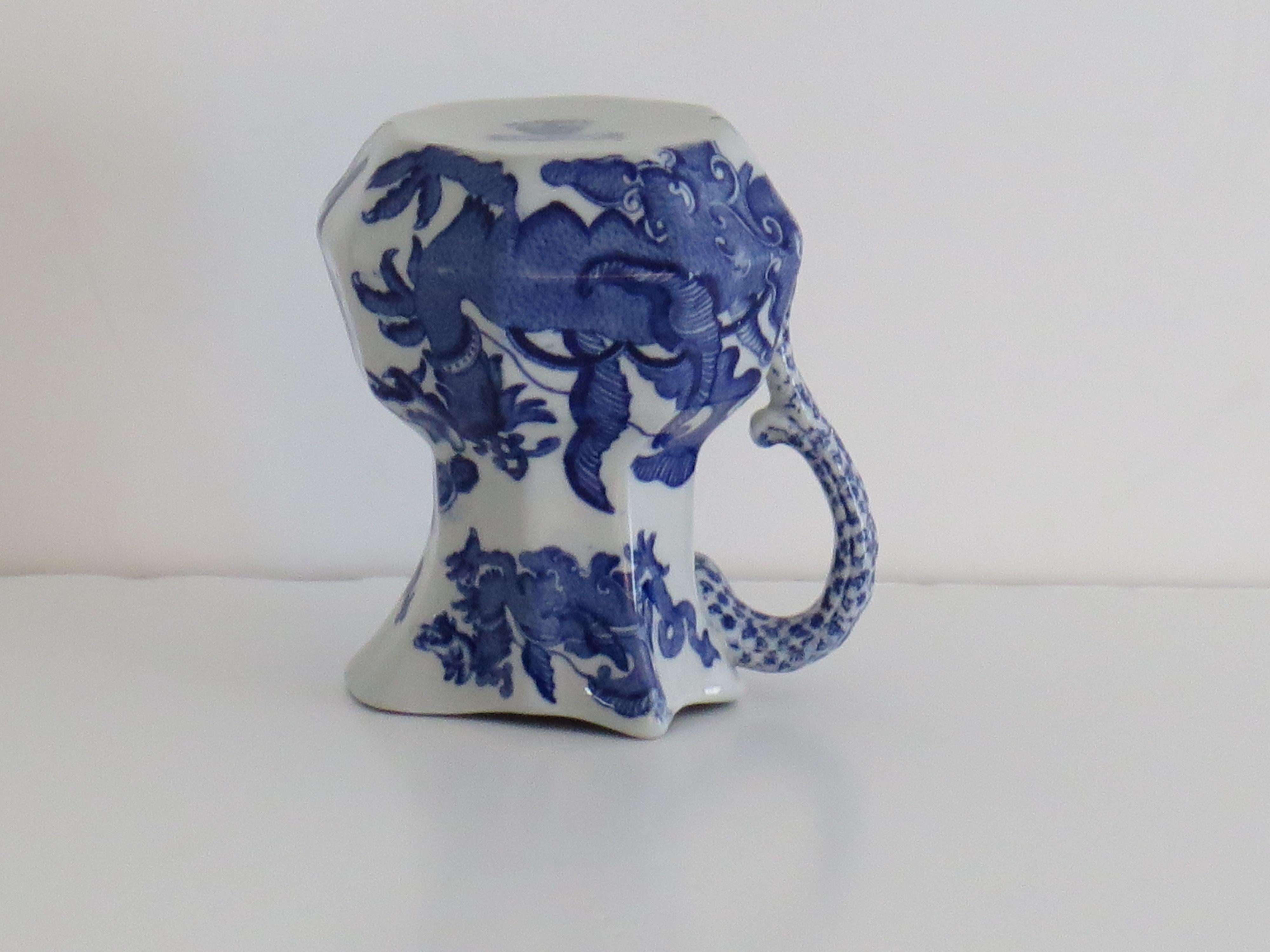 Pichet ou pichet Masons en pierre de fer à motif de dragon chinois bleu, 19e siècle en vente 3