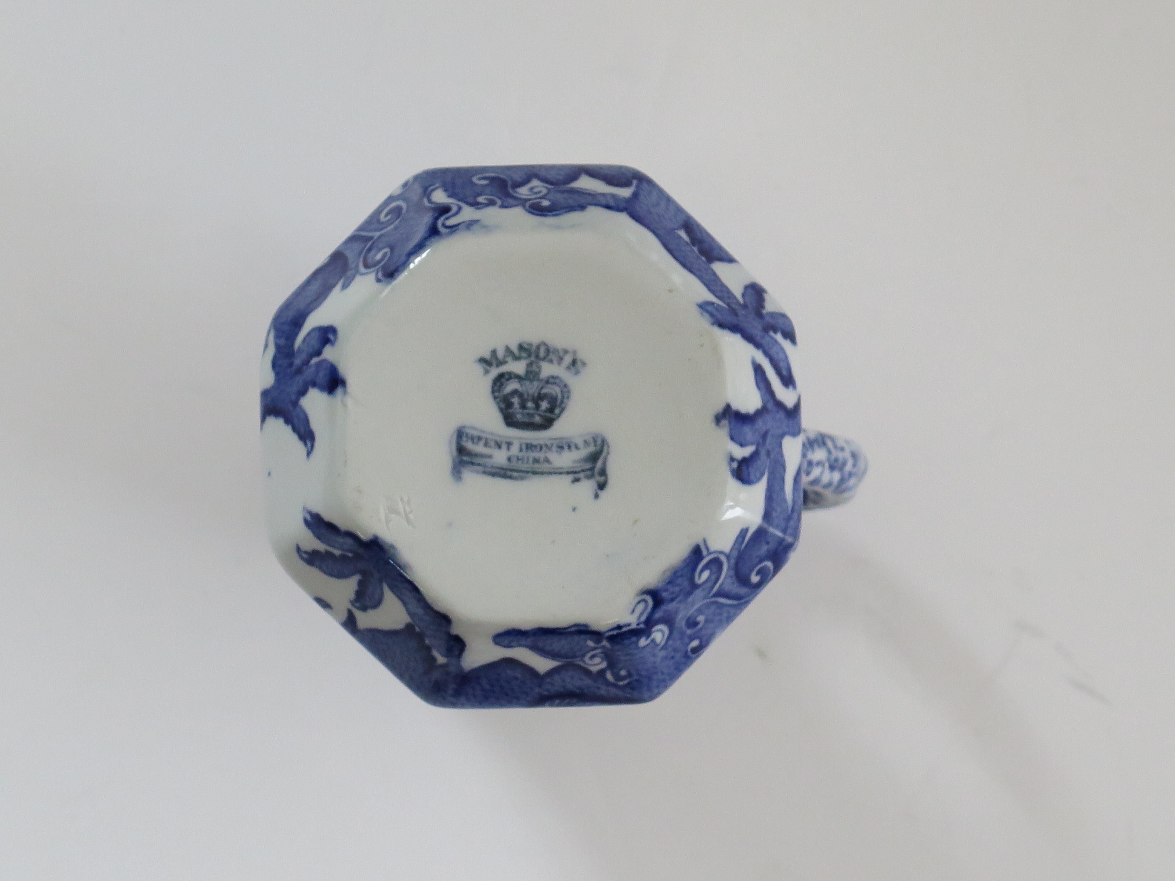 Pichet ou pichet Masons en pierre de fer à motif de dragon chinois bleu, 19e siècle en vente 4