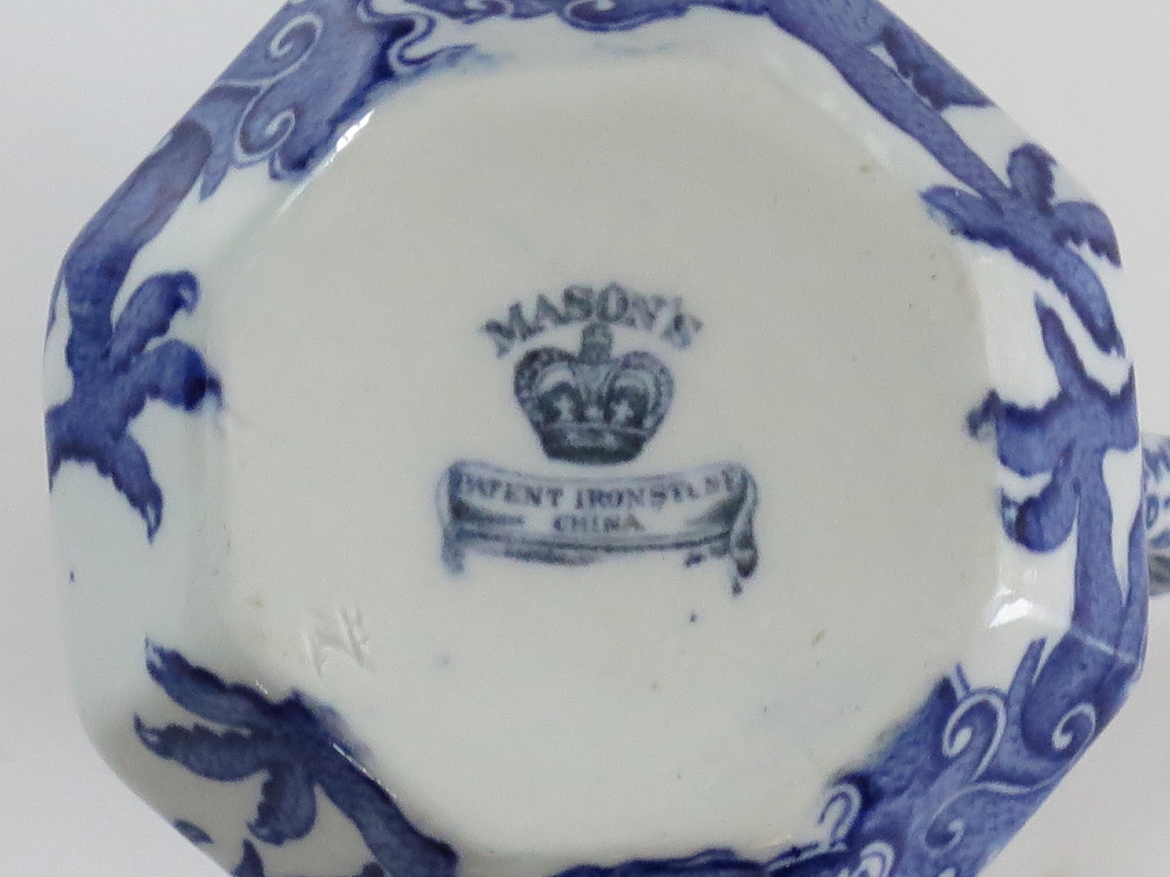 Pichet ou pichet Masons en pierre de fer à motif de dragon chinois bleu, 19e siècle en vente 5