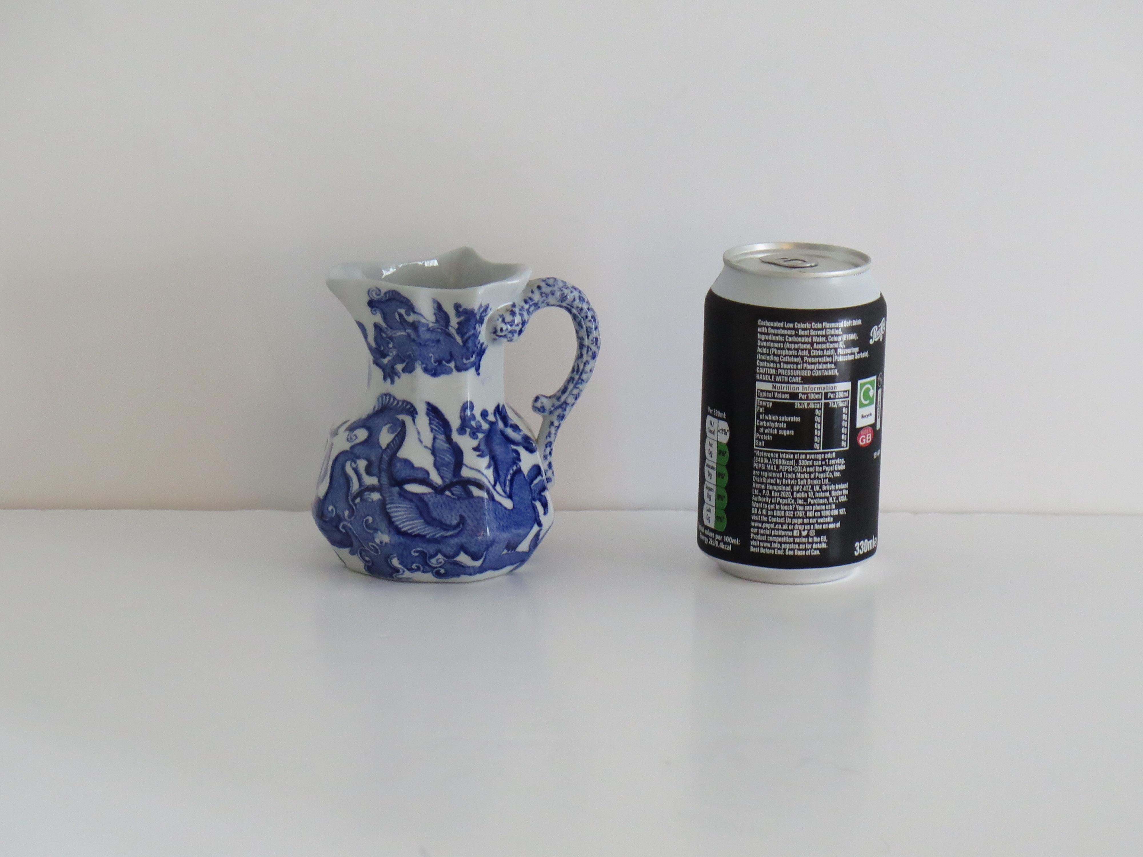 Pichet ou pichet Masons en pierre de fer à motif de dragon chinois bleu, 19e siècle en vente 6