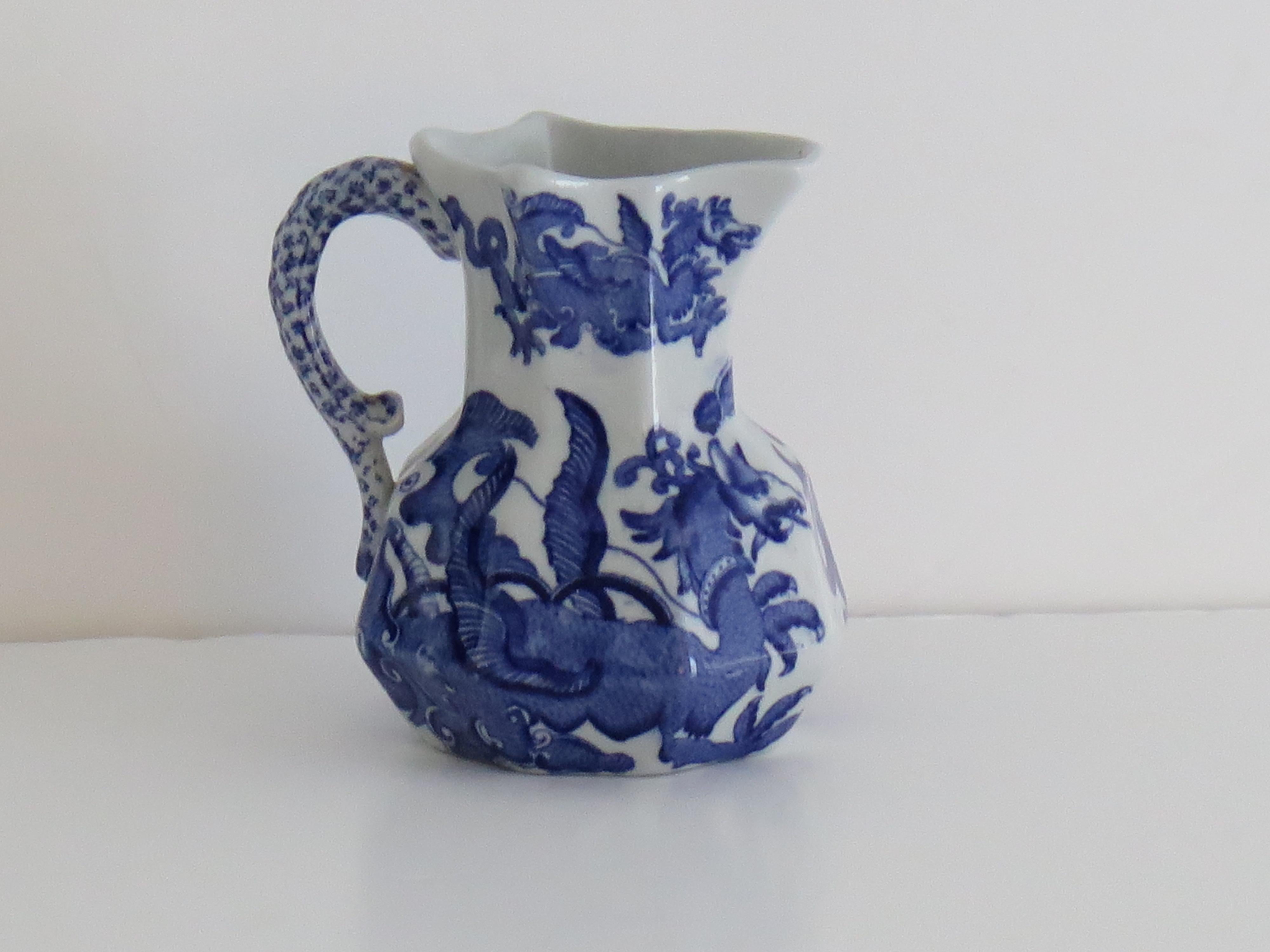 Il s'agit d'une très bonne petite cruche Hydra, fabriquée par Mason's Ironstone, en Angleterre, selon le motif du dragon chinois et datant du XIXe siècle, vers 1880.

La cruche est de forme octogonale avec une anse en forme de serpent. Ces cruches