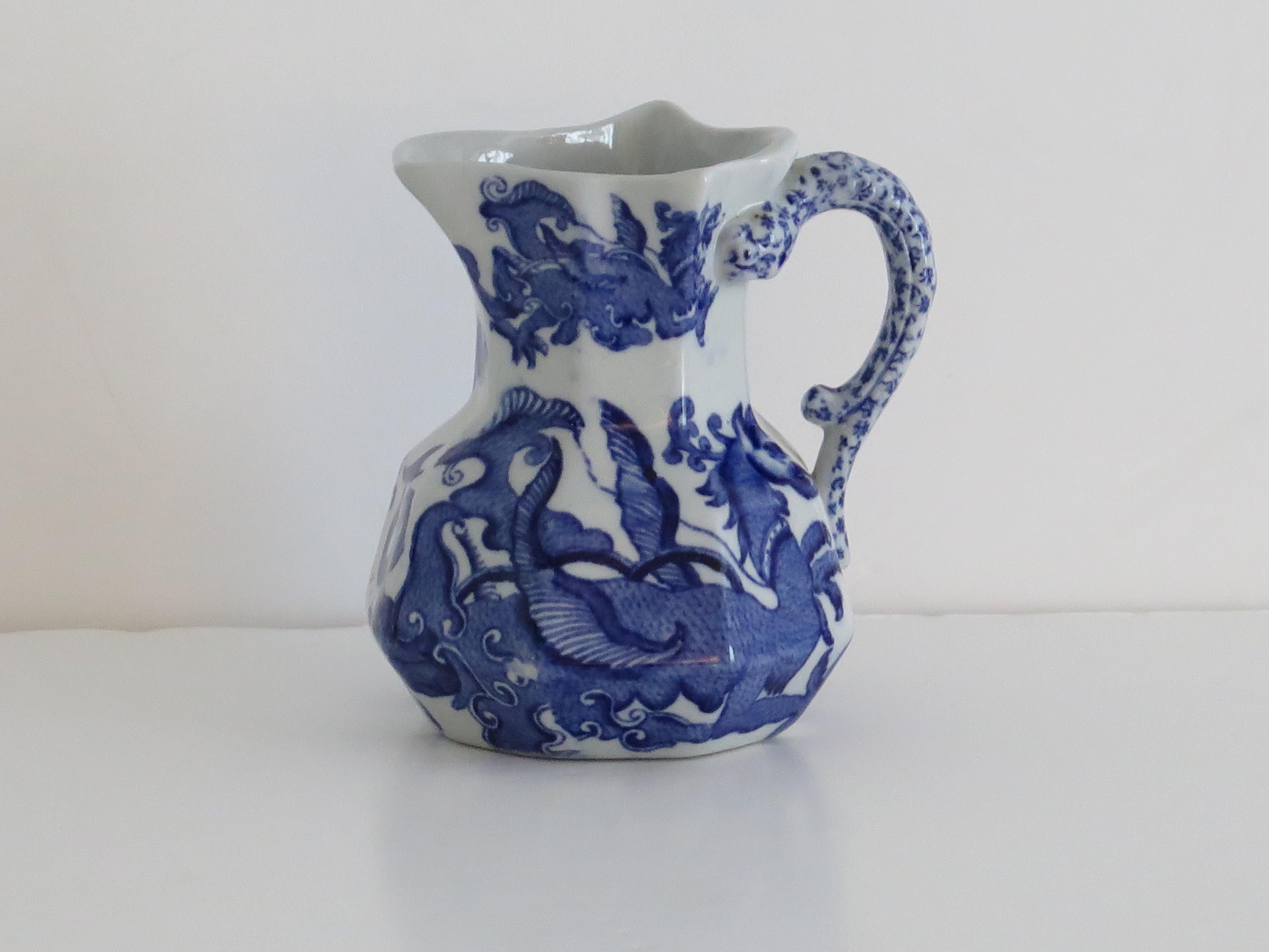 Chinoiseries Pichet ou pichet Masons en pierre de fer à motif de dragon chinois bleu, 19e siècle en vente