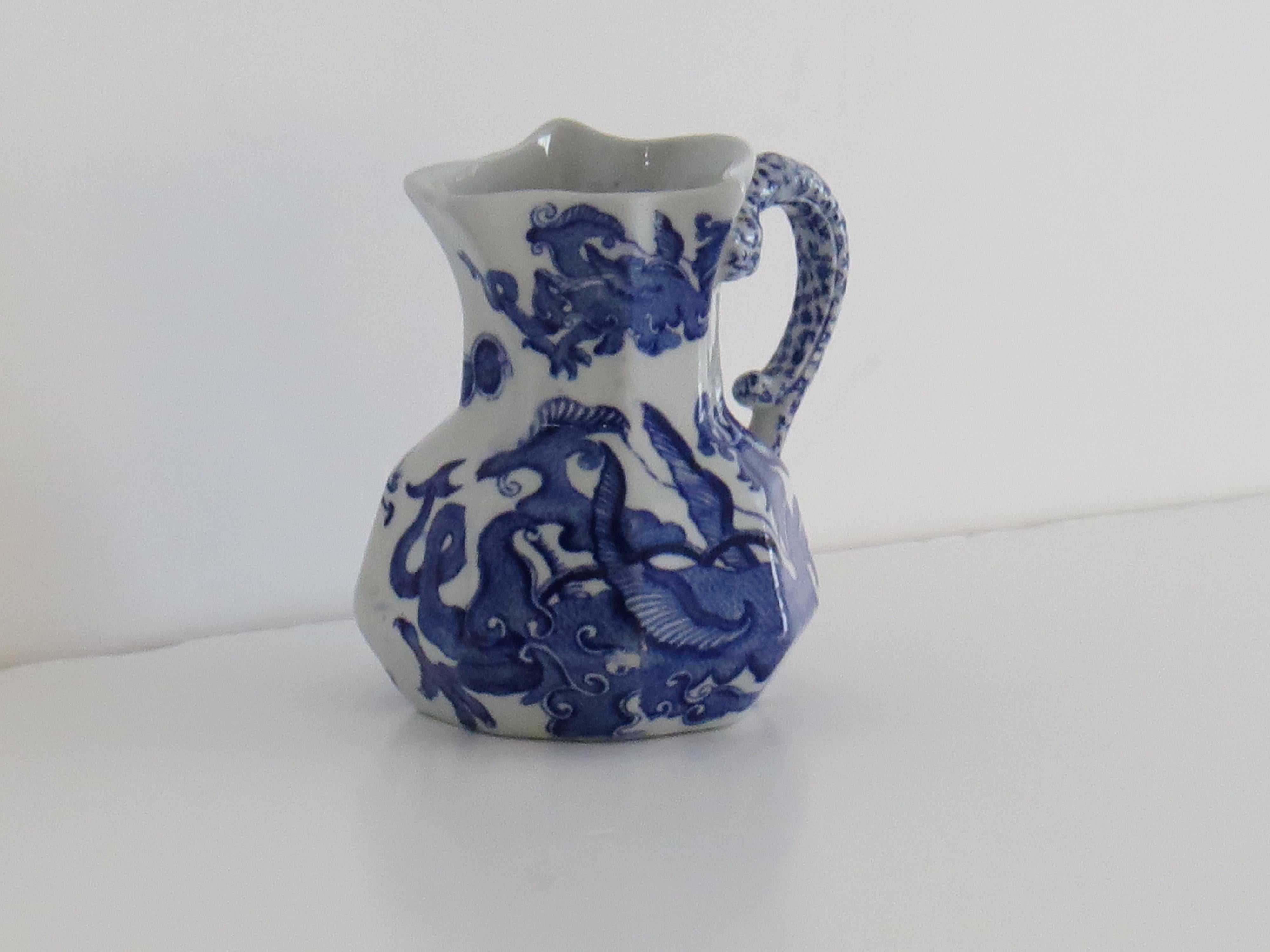 Anglais Pichet ou pichet Masons en pierre de fer à motif de dragon chinois bleu, 19e siècle en vente