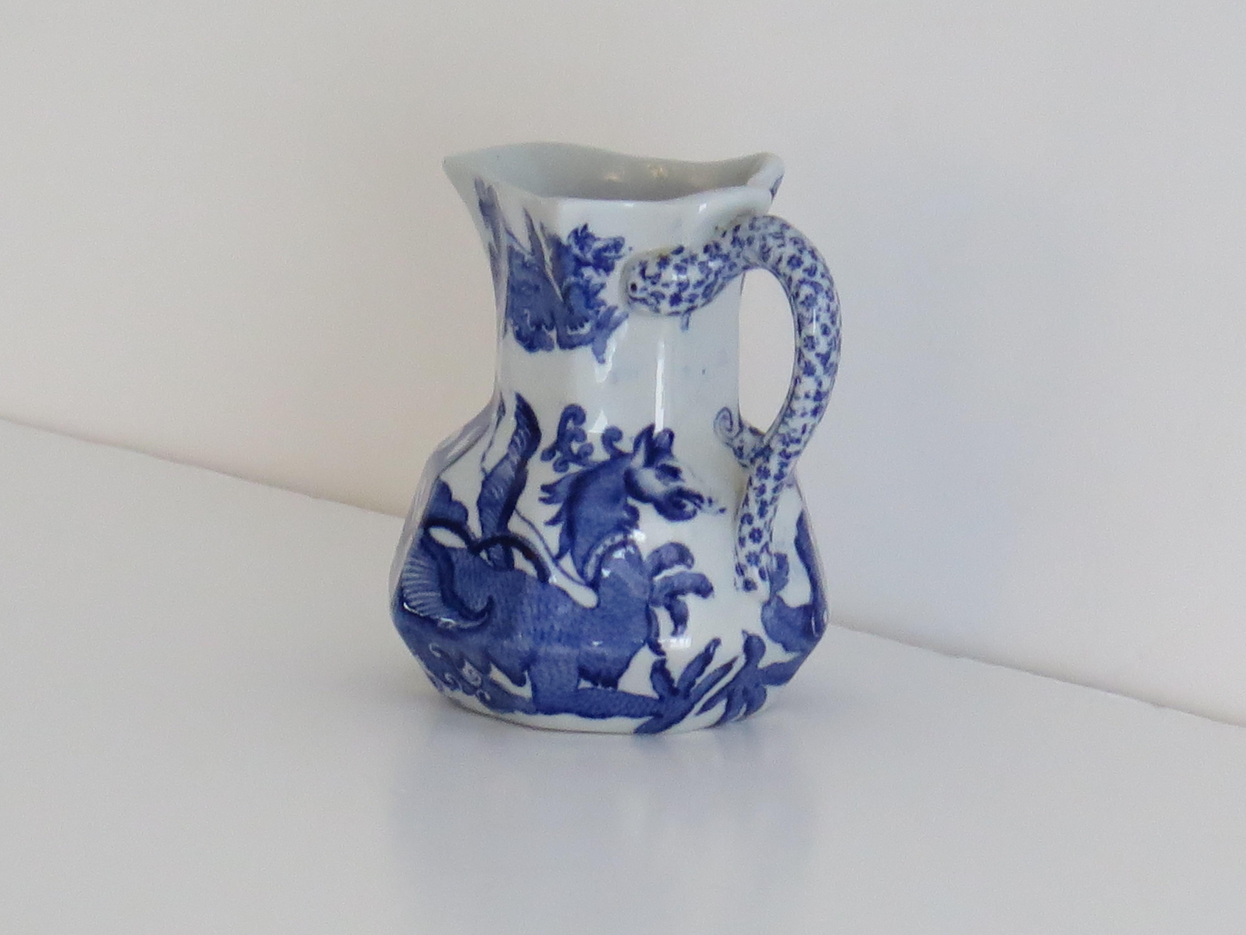 Peint à la main Pichet ou pichet Masons en pierre de fer à motif de dragon chinois bleu, 19e siècle en vente