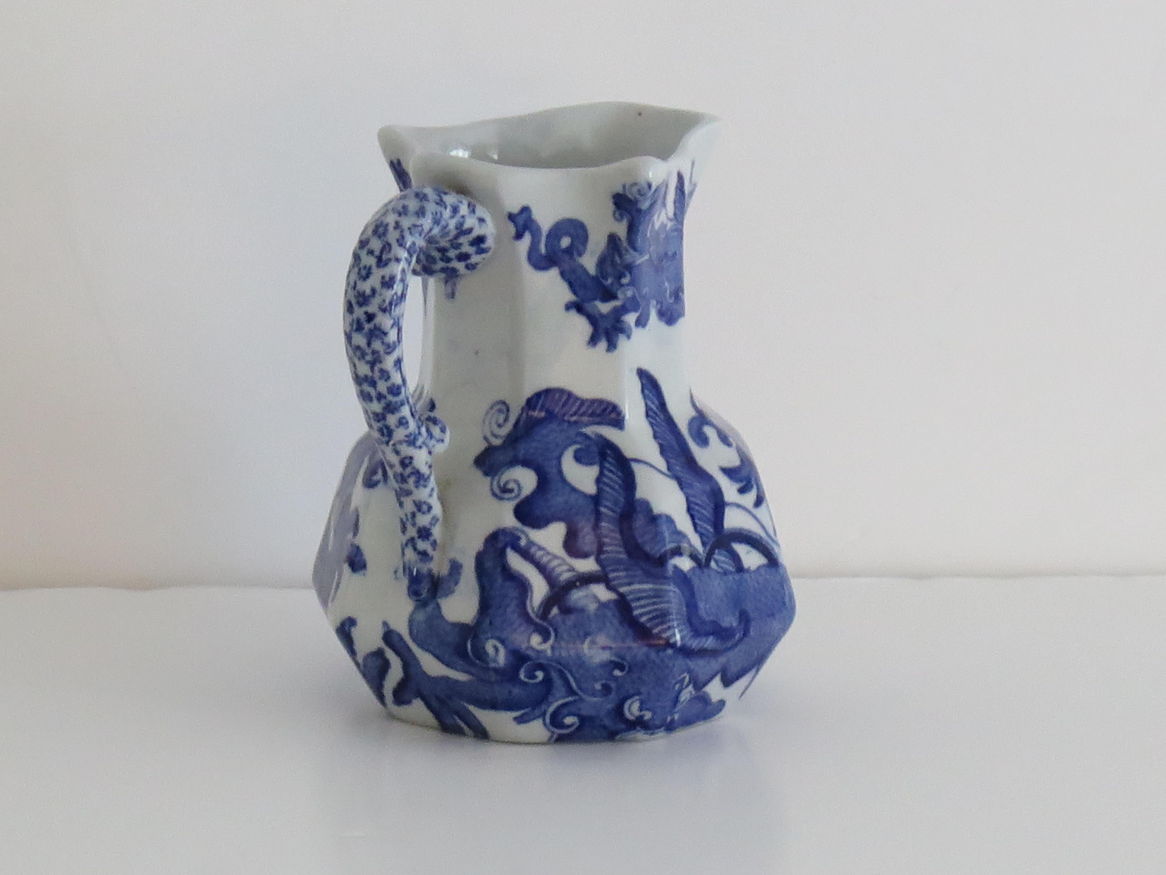 XIXe siècle Pichet ou pichet Masons en pierre de fer à motif de dragon chinois bleu, 19e siècle en vente