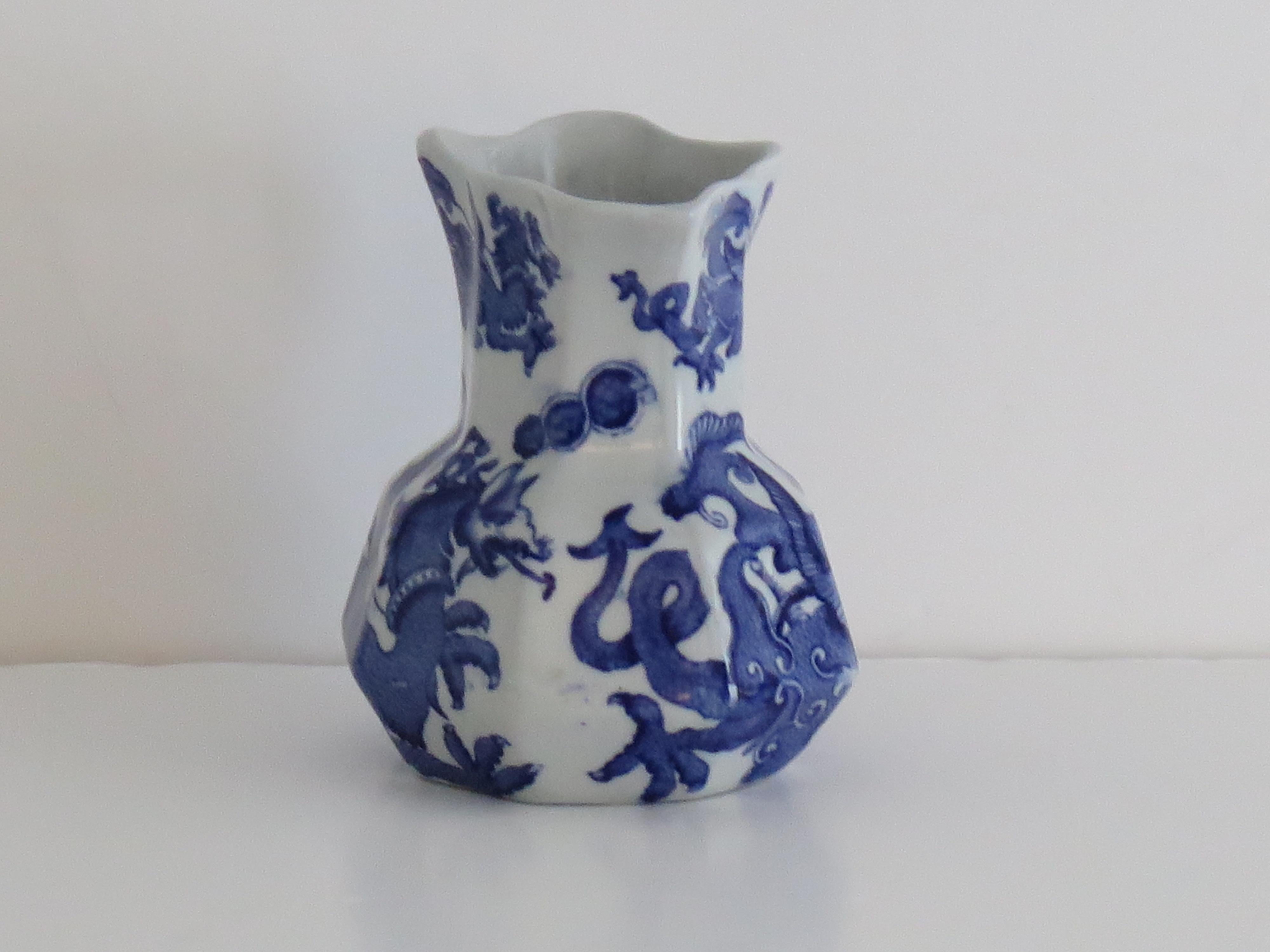 Terre de fer Pichet ou pichet Masons en pierre de fer à motif de dragon chinois bleu, 19e siècle en vente