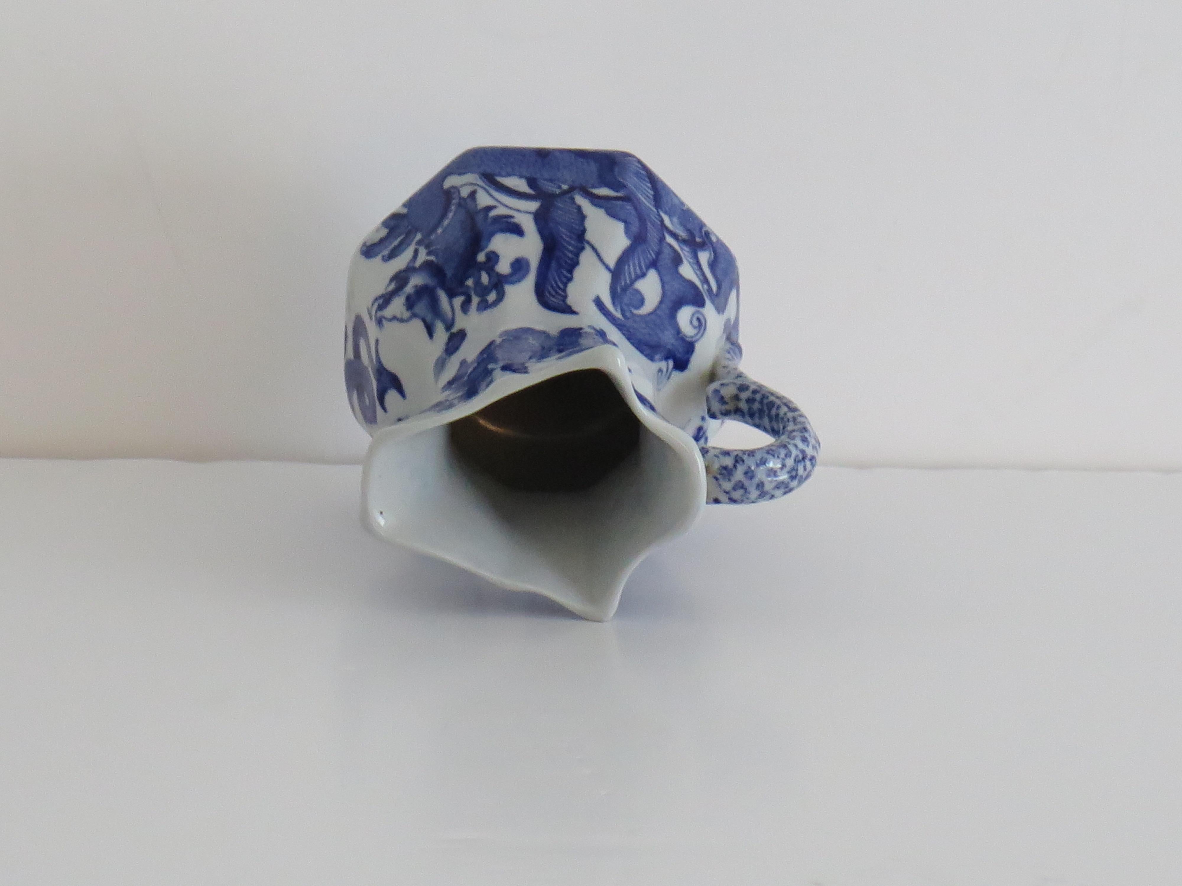 Pichet ou pichet Masons en pierre de fer à motif de dragon chinois bleu, 19e siècle en vente 1