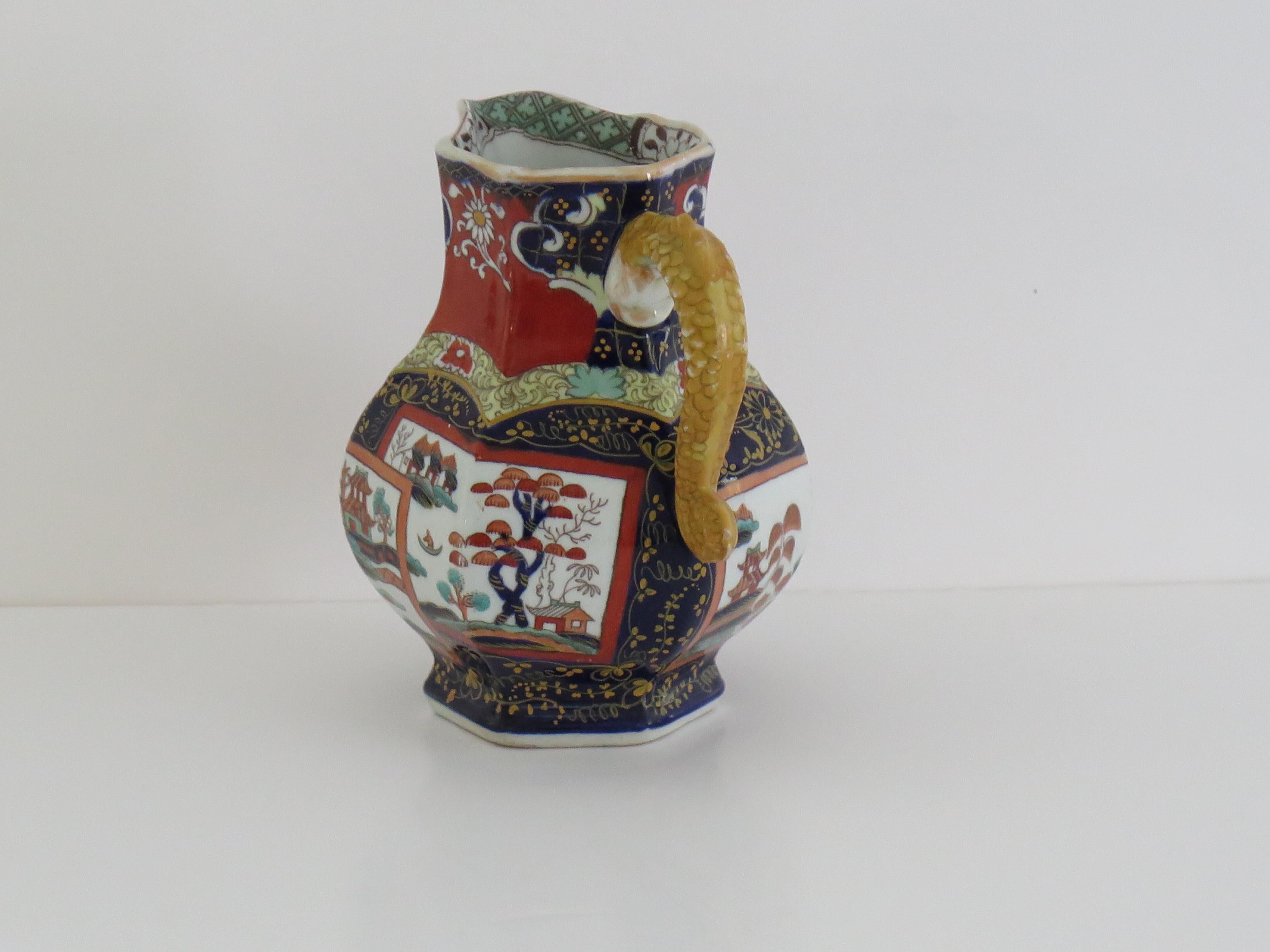 Dies ist eine sehr dekorative, fein von Hand bemalte Kanne oder Krug, in der Double Landscape Muster verziert und von Mason's Ironstone Töpferei, ca. 1840 gemacht.

Er hat eine seltene Form und ein seltenes Muster.

Ein Krug derselben Form und