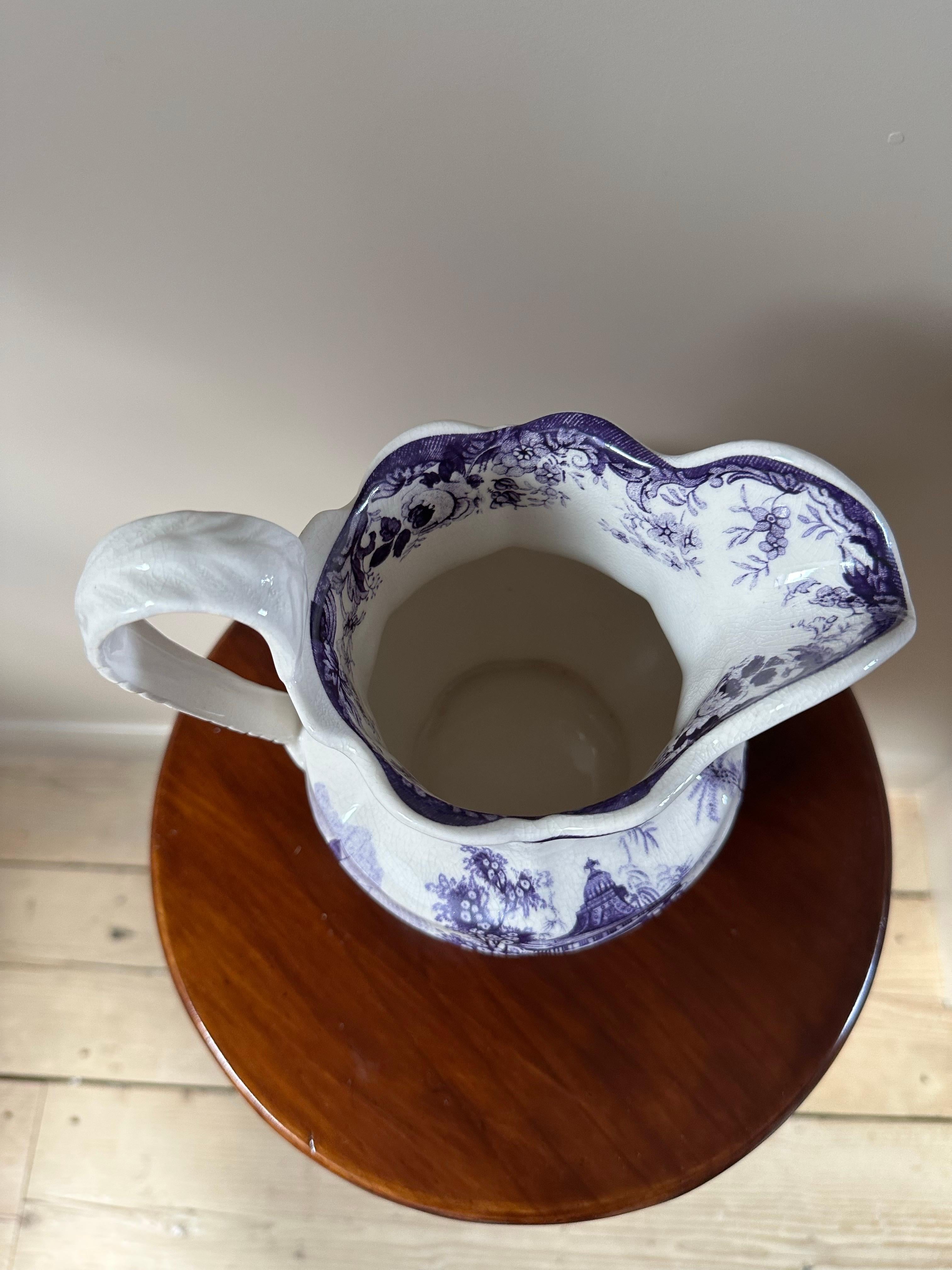Brocca Mason's Ironstone, viola e bianca, scena asiatica, ceramica, Circa 1850 in vendita 2