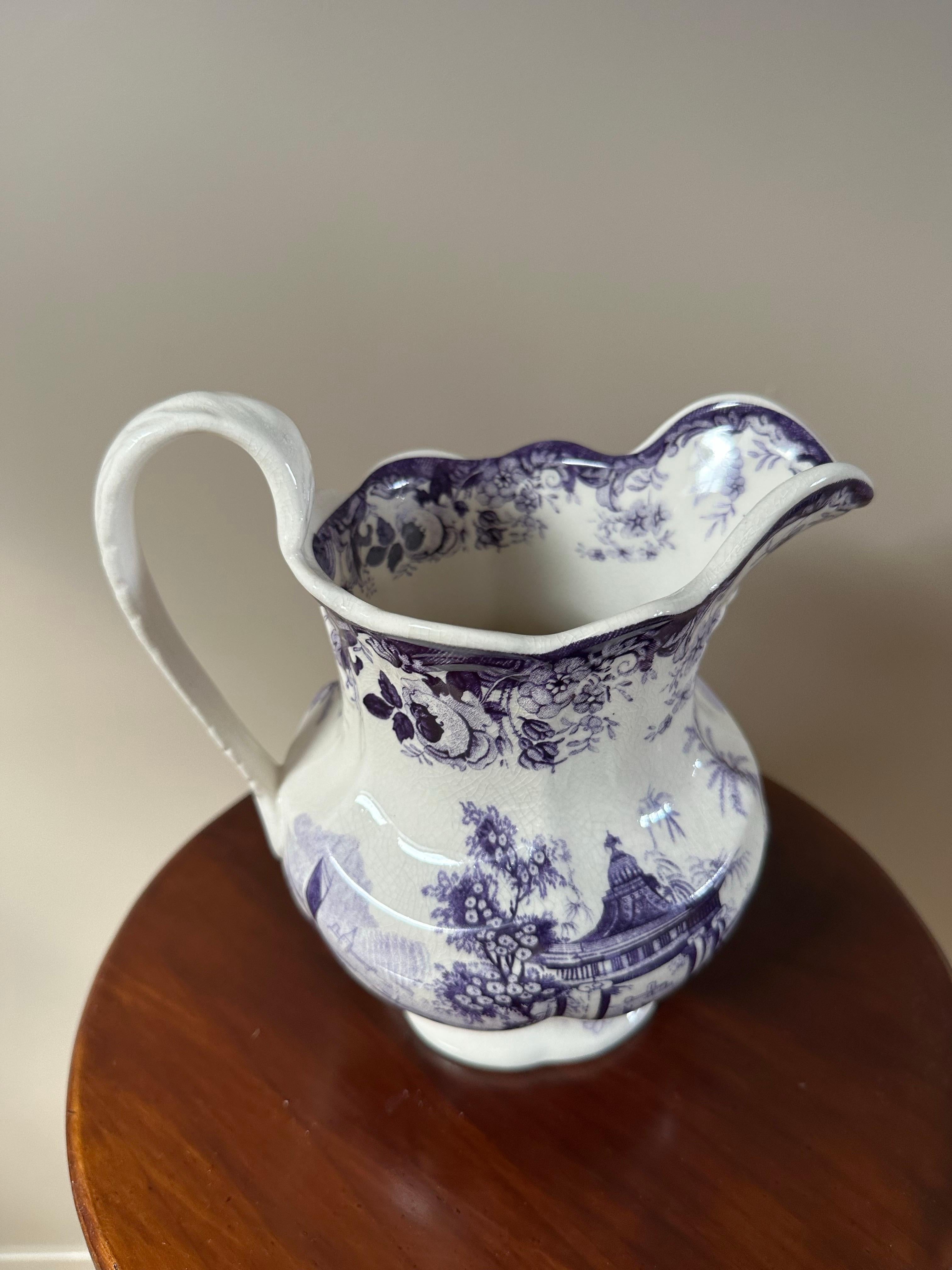 Brocca Mason's Ironstone, viola e bianca, scena asiatica, ceramica, Circa 1850 in vendita 3