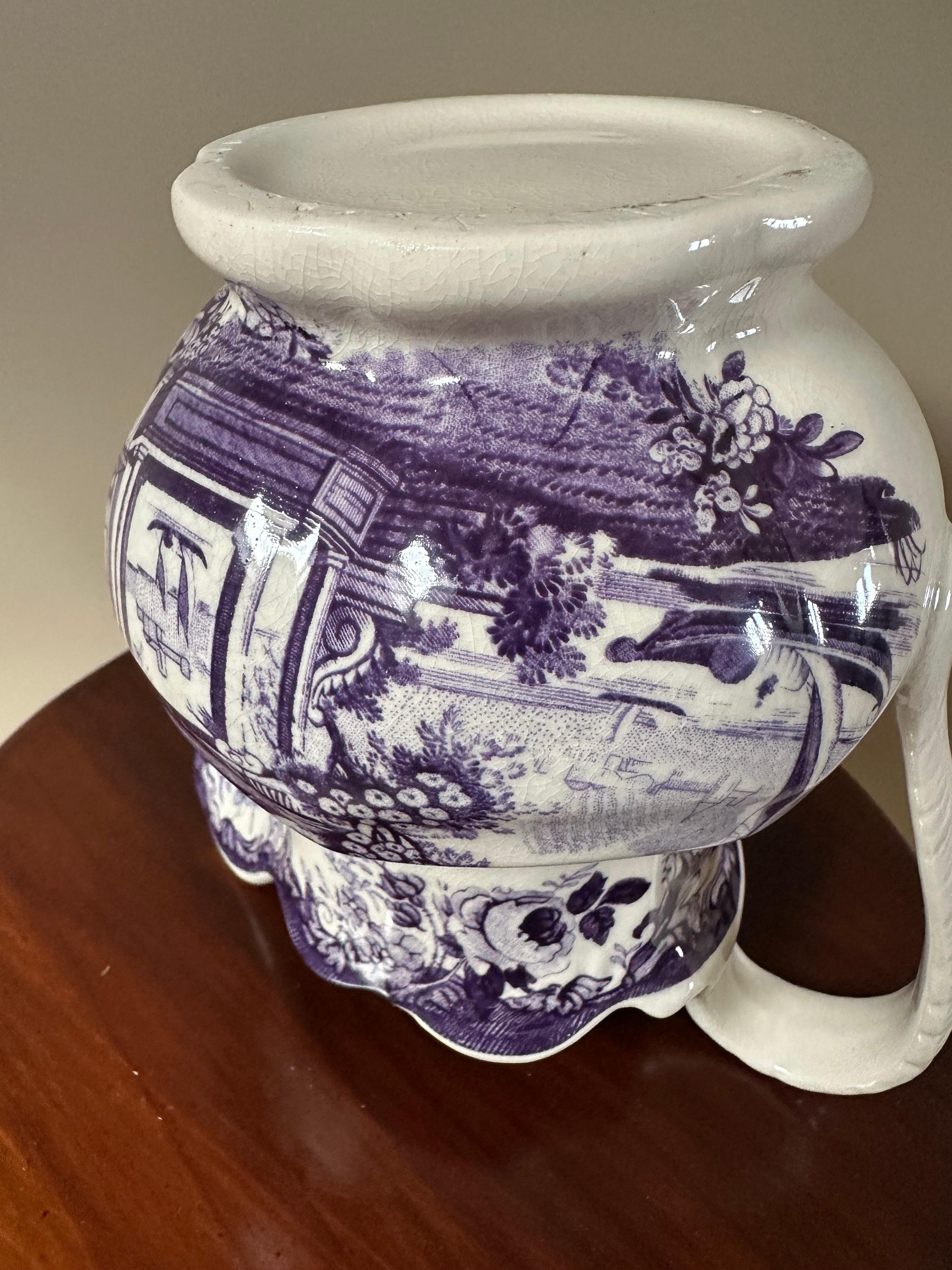 Brocca Mason's Ironstone, viola e bianca, scena asiatica, ceramica, Circa 1850 in vendita 5