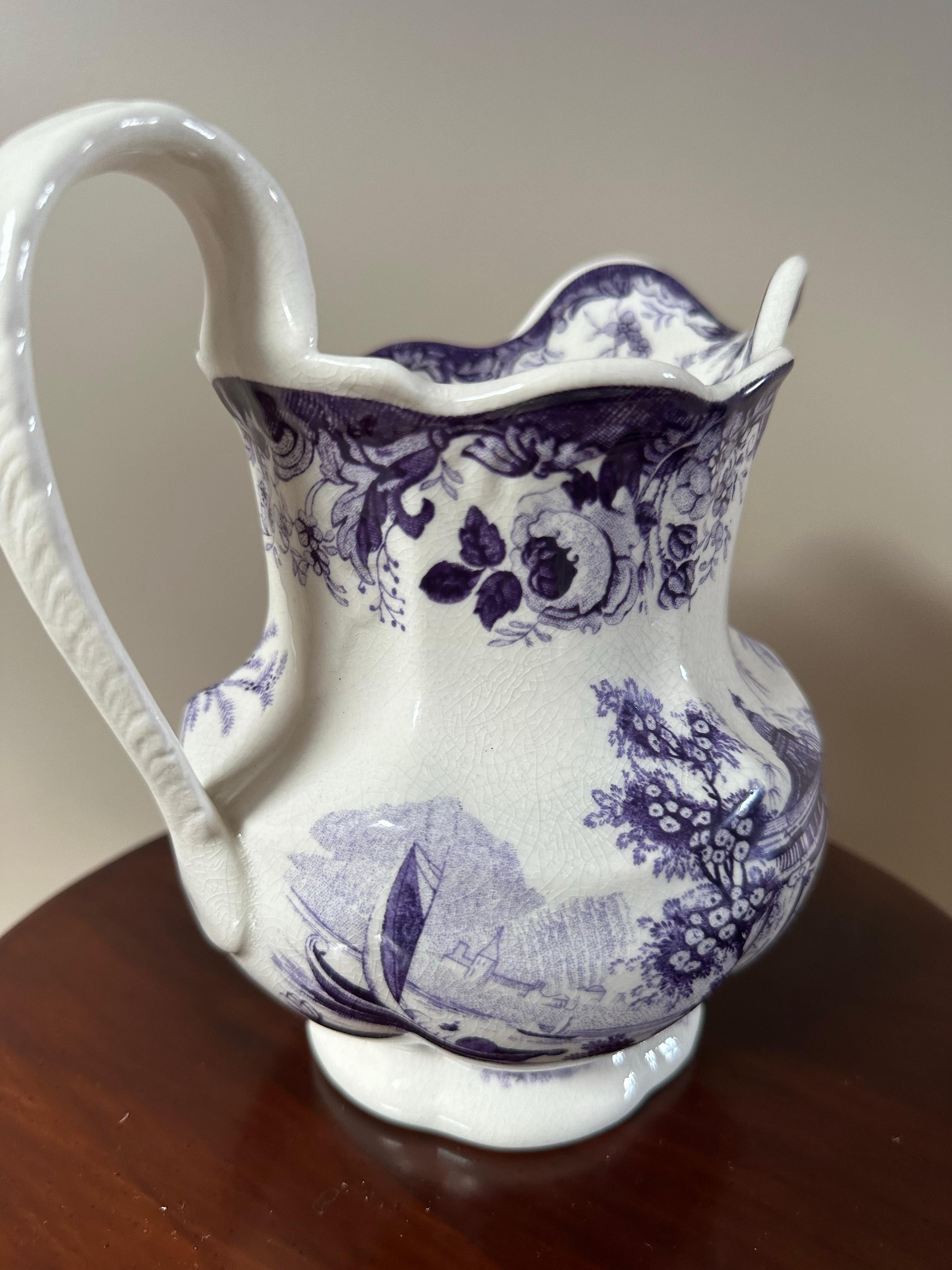 Brocca Mason's Ironstone, viola e bianca, scena asiatica, ceramica, Circa 1850 in vendita 6