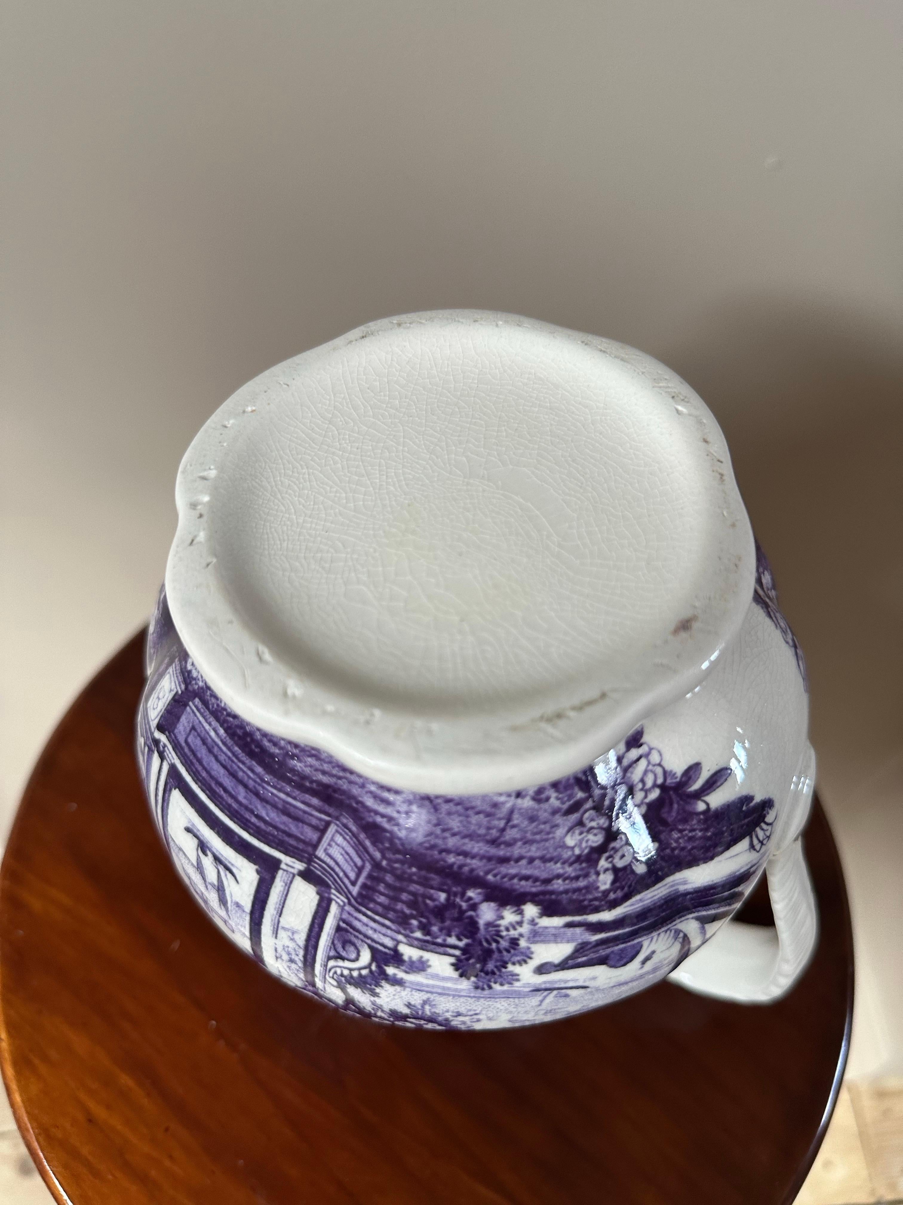 Brocca Mason's Ironstone, viola e bianca, scena asiatica, ceramica, Circa 1850 in vendita 9