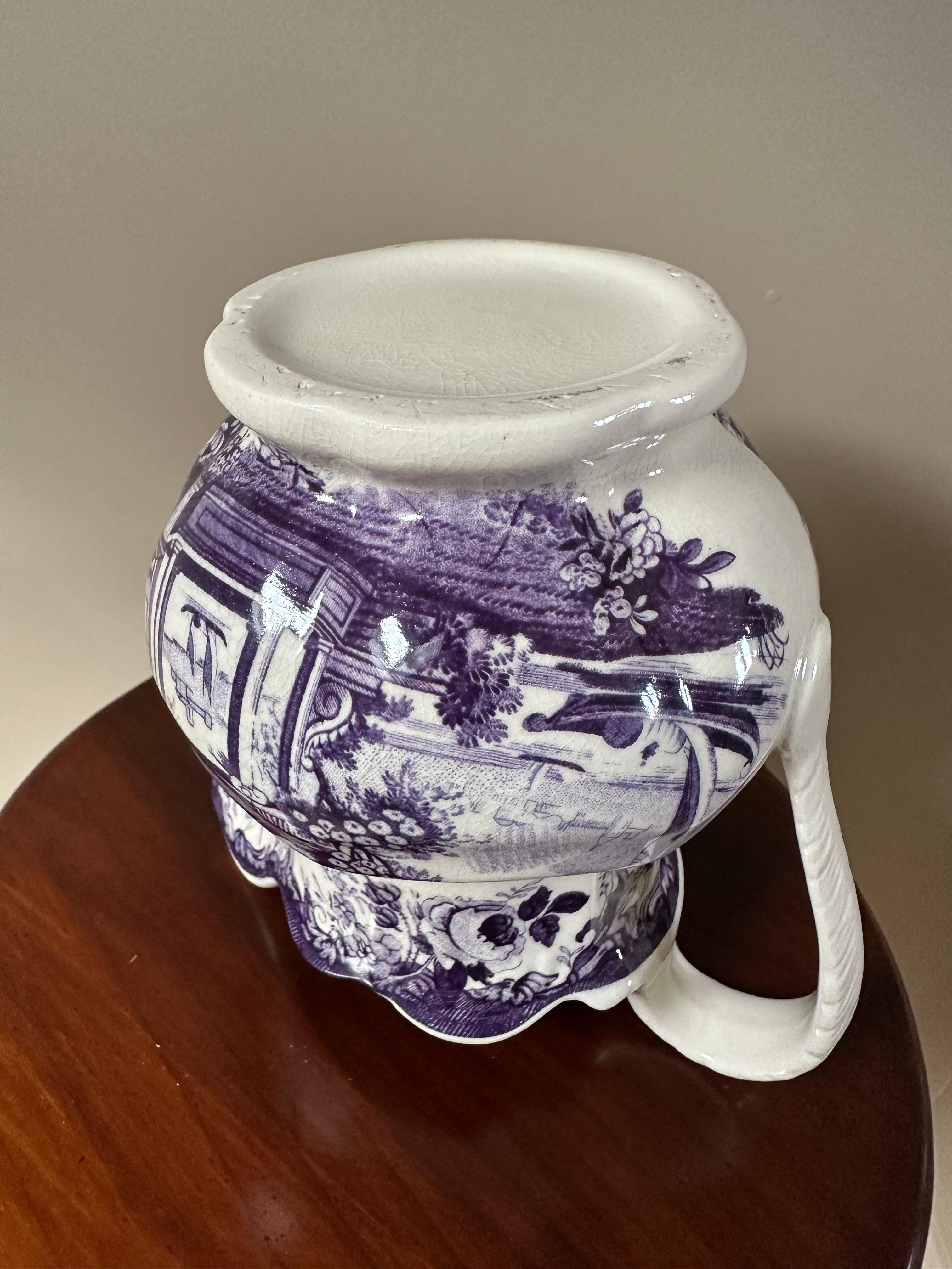 Brocca Mason's Ironstone, viola e bianca, scena asiatica, ceramica, Circa 1850 in vendita 10