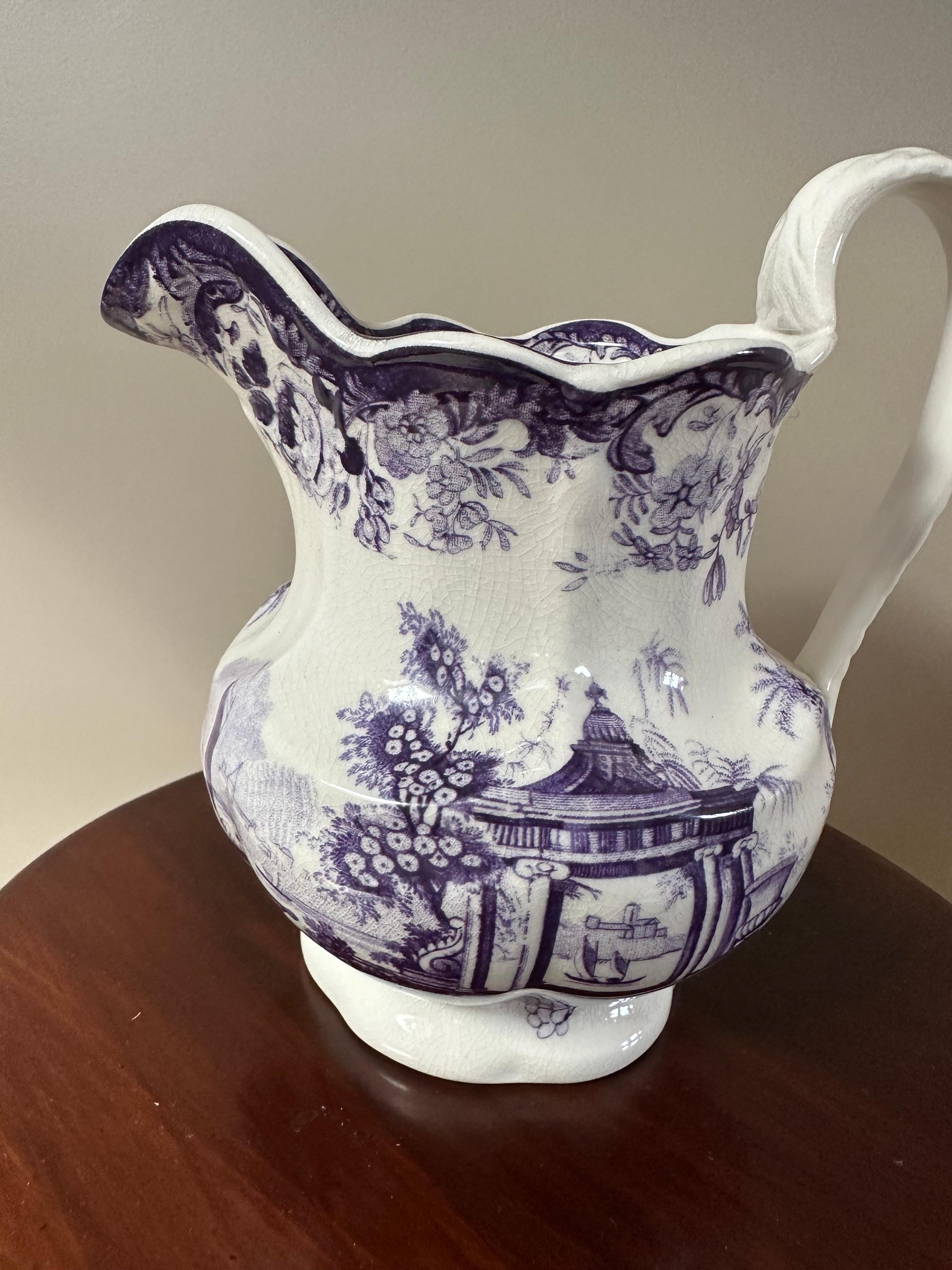 Inglese Brocca Mason's Ironstone, viola e bianca, scena asiatica, ceramica, Circa 1850 in vendita