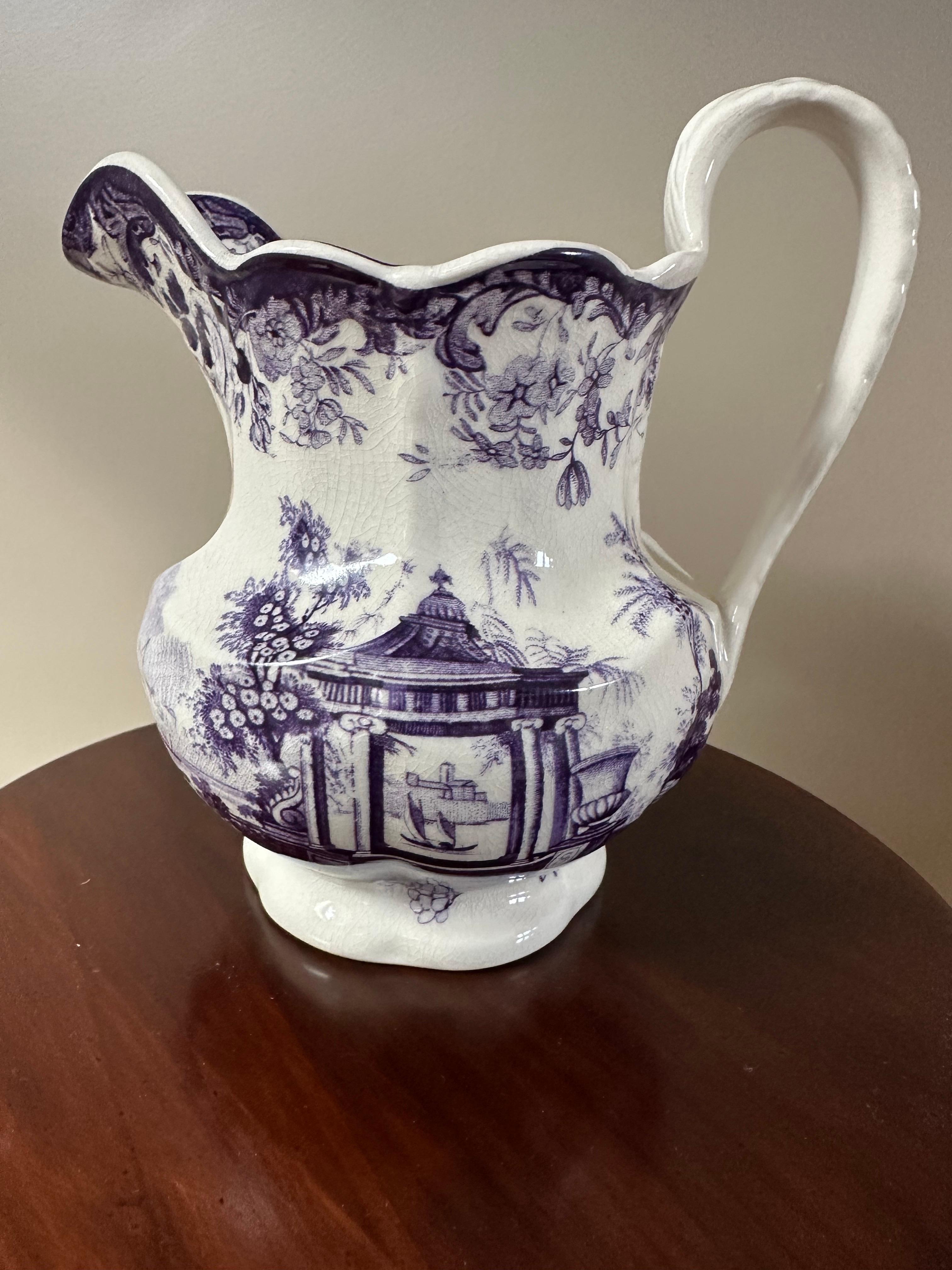 Dipinto a mano Brocca Mason's Ironstone, viola e bianca, scena asiatica, ceramica, Circa 1850 in vendita