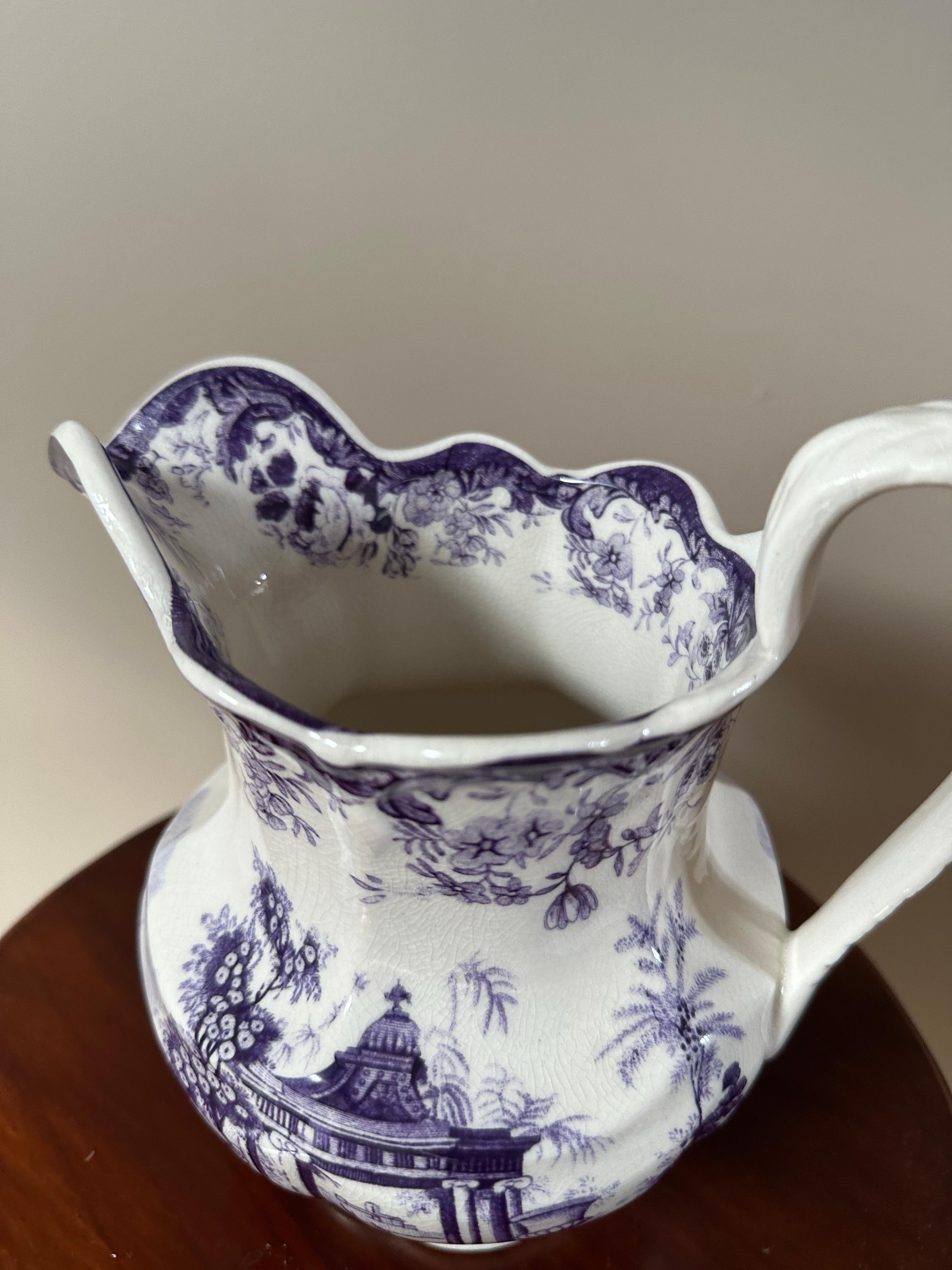 Brocca Mason's Ironstone, viola e bianca, scena asiatica, ceramica, Circa 1850 In condizioni buone in vendita a Worcester Park, GB