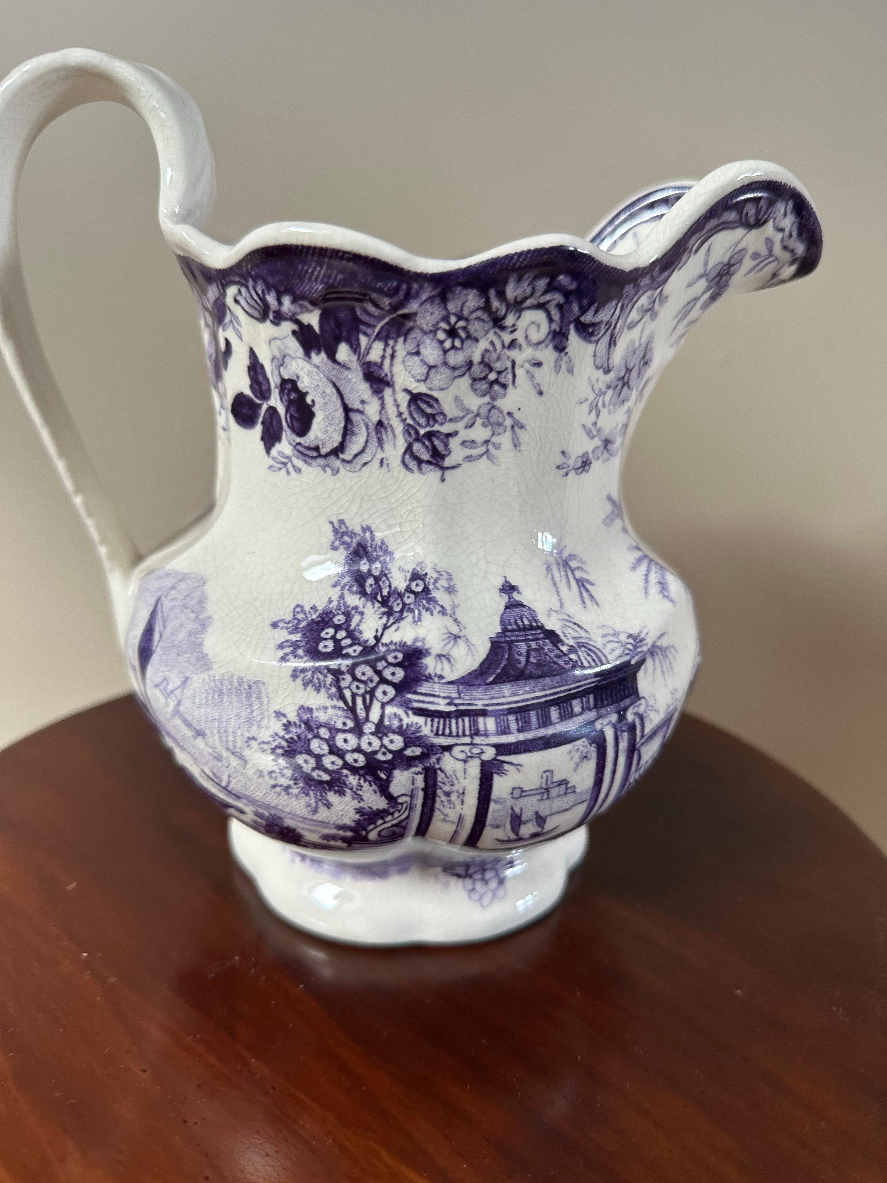 XIX secolo Brocca Mason's Ironstone, viola e bianca, scena asiatica, ceramica, Circa 1850 in vendita