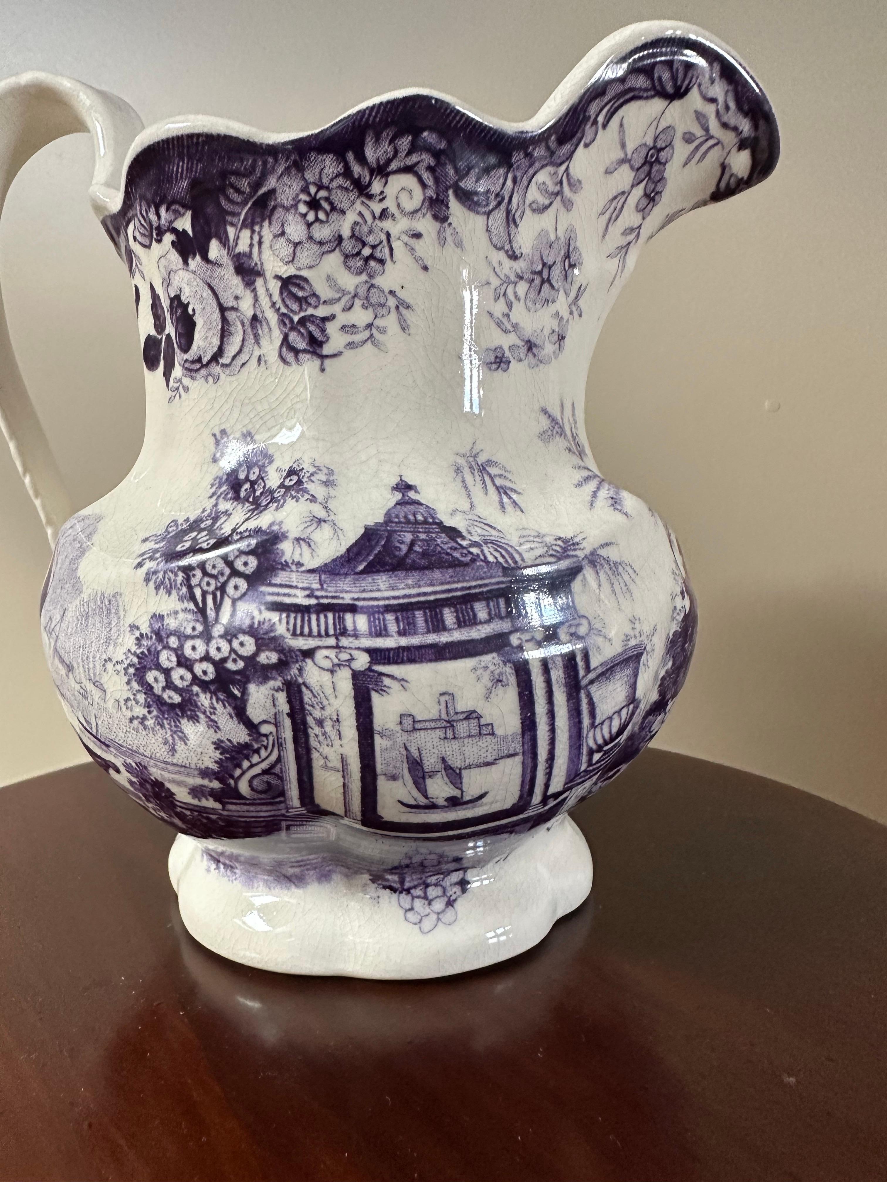 Ceramica Brocca Mason's Ironstone, viola e bianca, scena asiatica, ceramica, Circa 1850 in vendita