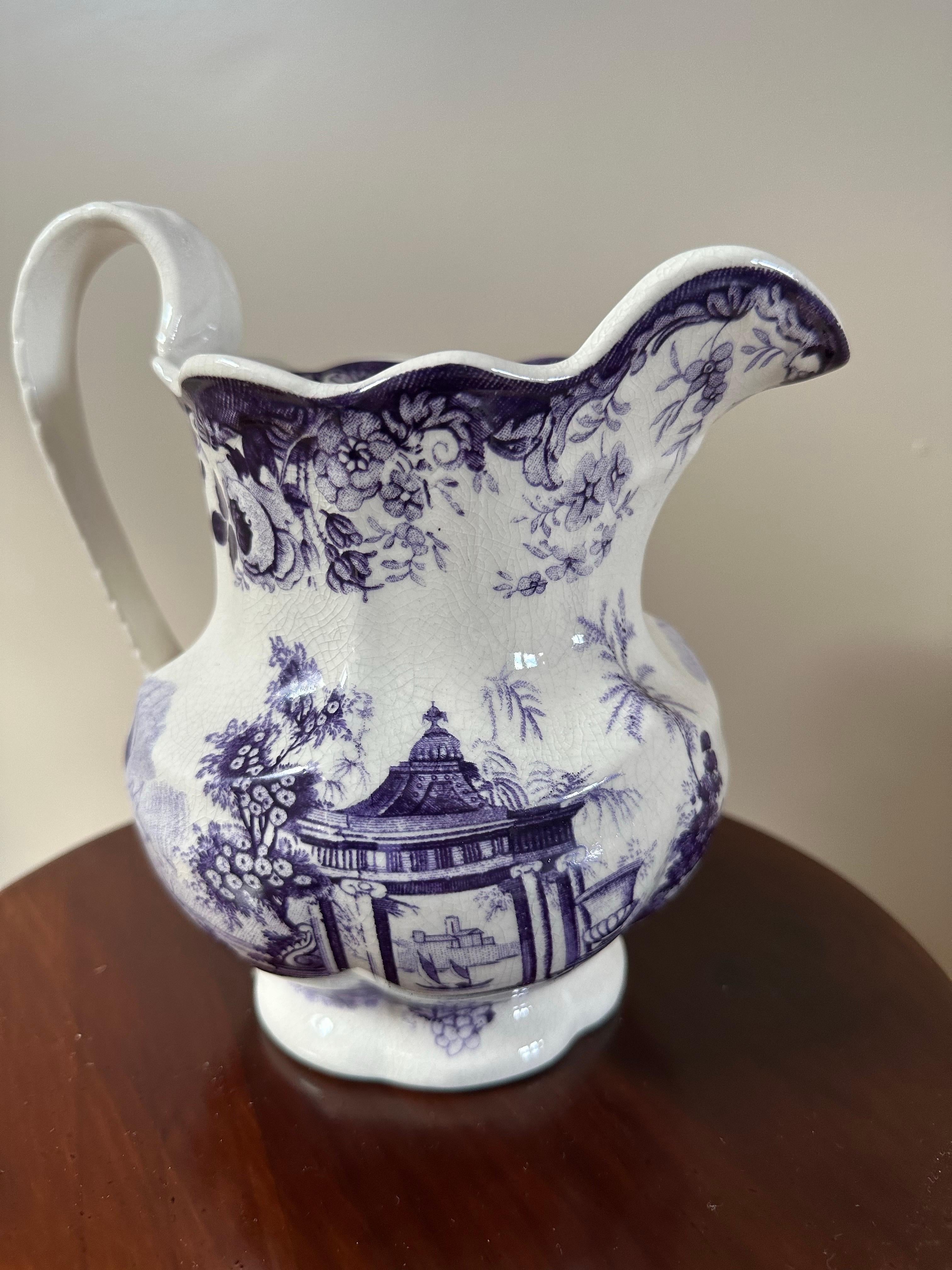 Brocca Mason's Ironstone, viola e bianca, scena asiatica, ceramica, Circa 1850 in vendita 1