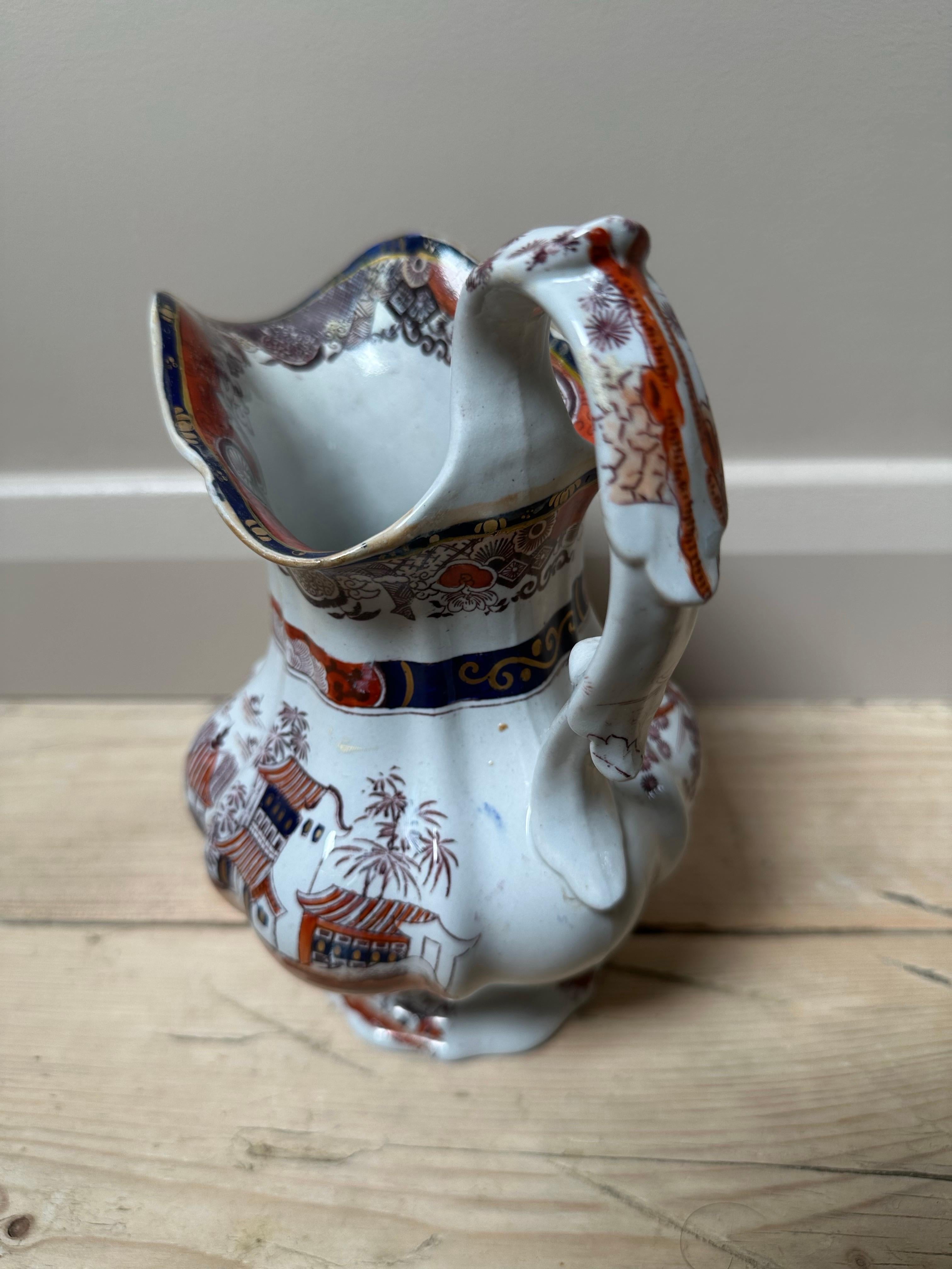 Jarra de Mason's Ironstone con motivos chinoiserie, azul real y rojo 1910 en venta 3