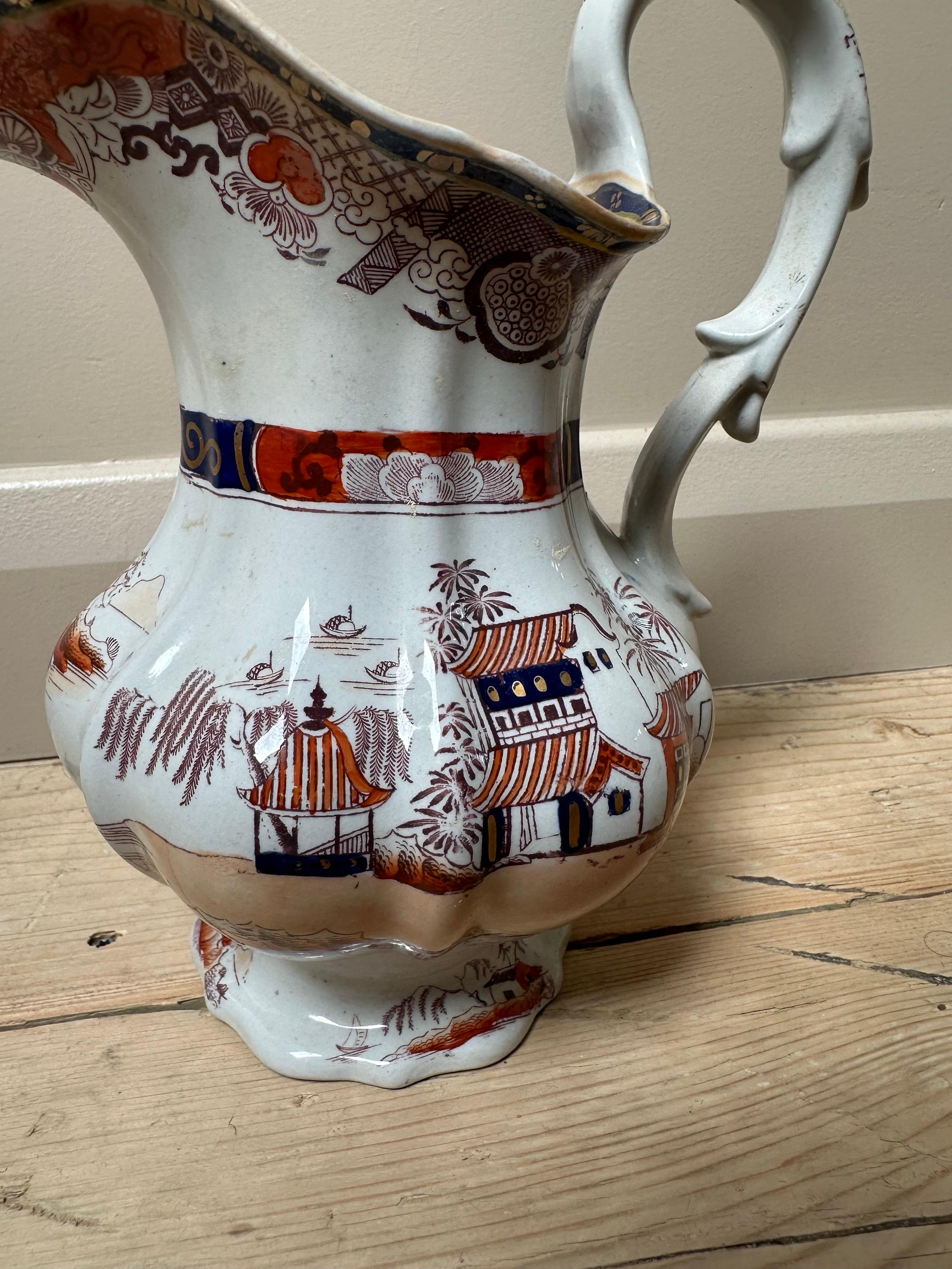 Jarra de Mason's Ironstone con motivos chinoiserie, azul real y rojo 1910 en venta 5