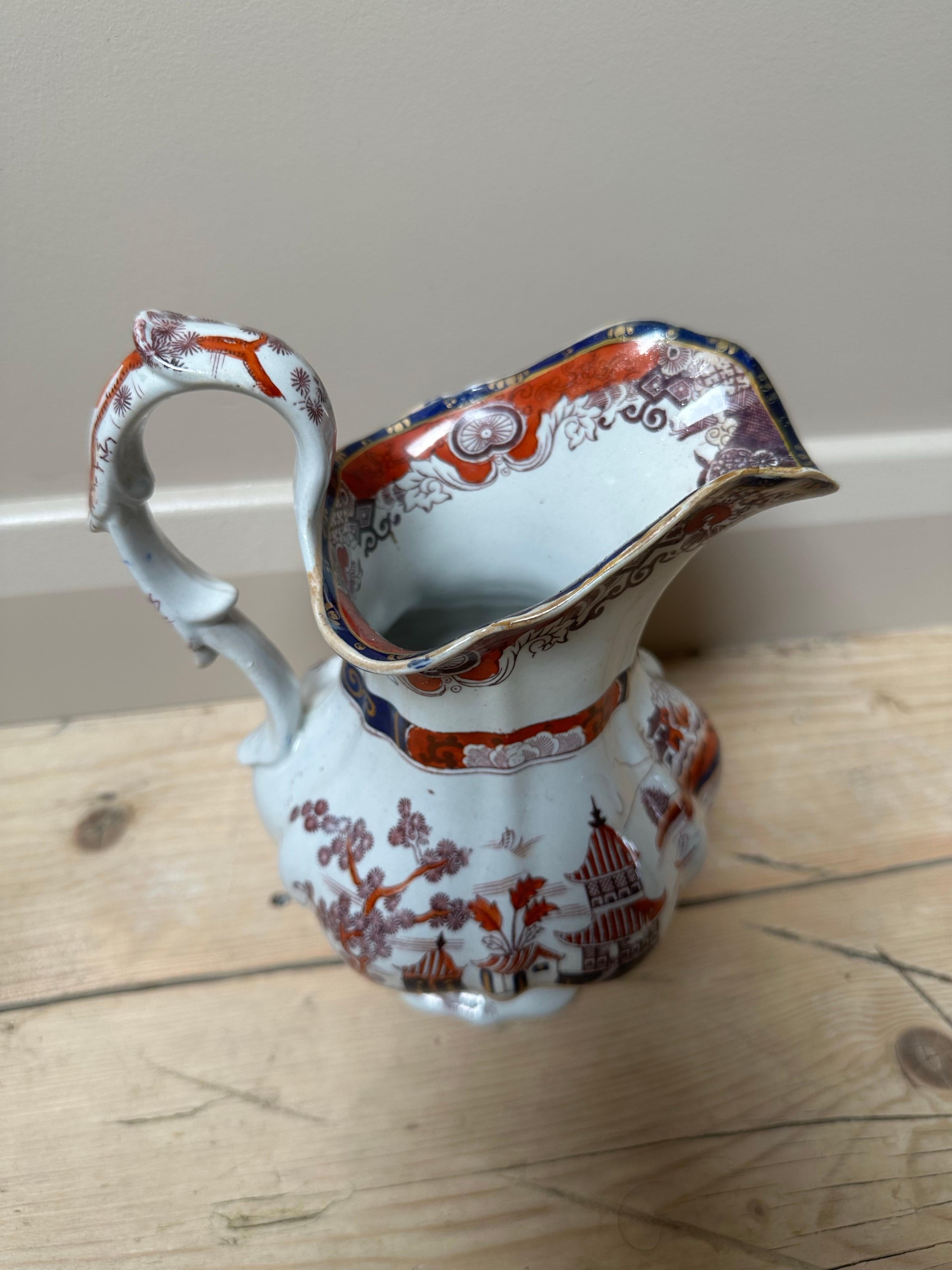 Jarra de Mason's Ironstone con motivos chinoiserie, azul real y rojo 1910 Chinoiserie en venta