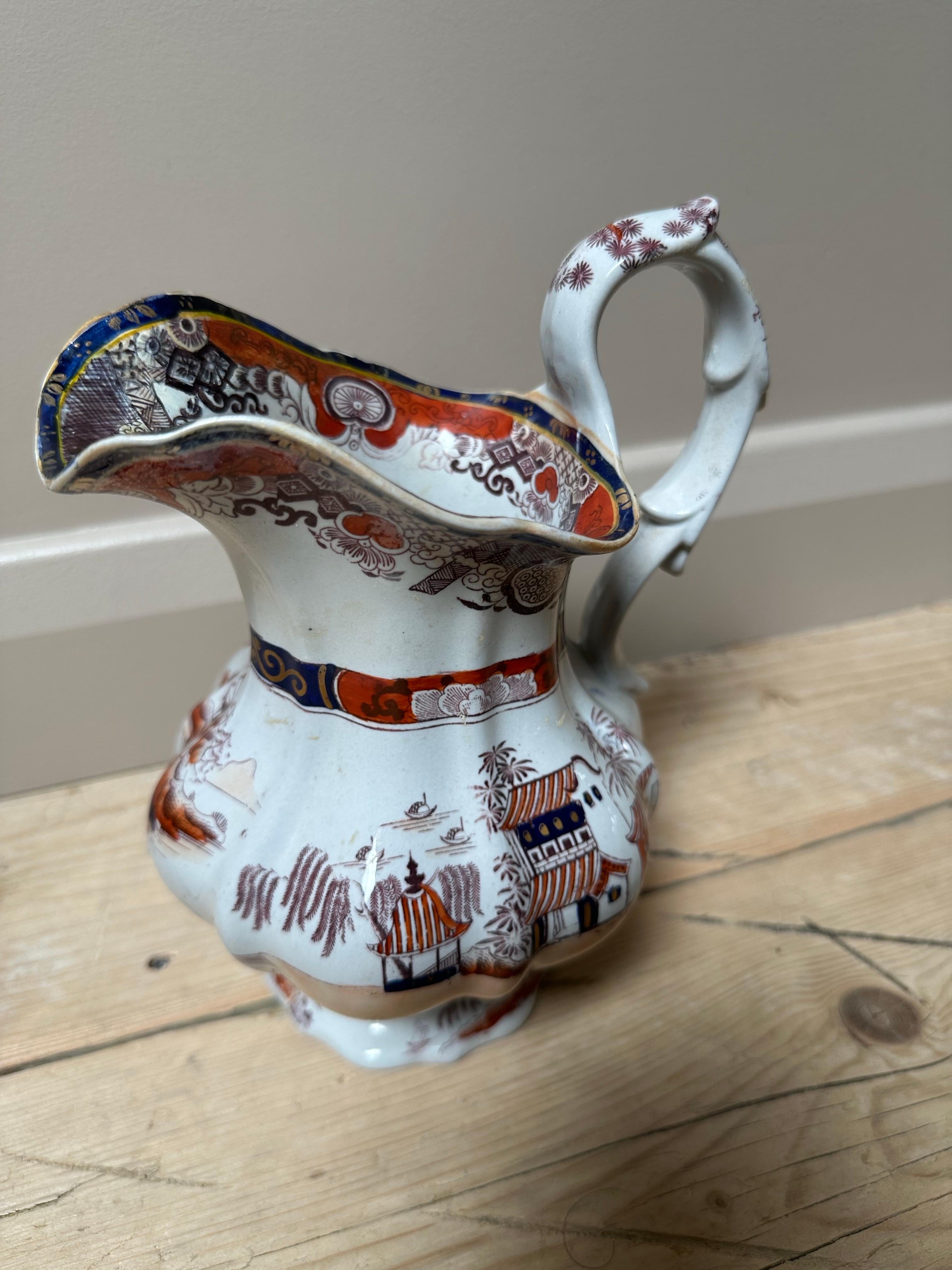 Jarra de Mason's Ironstone con motivos chinoiserie, azul real y rojo 1910 Inglés en venta