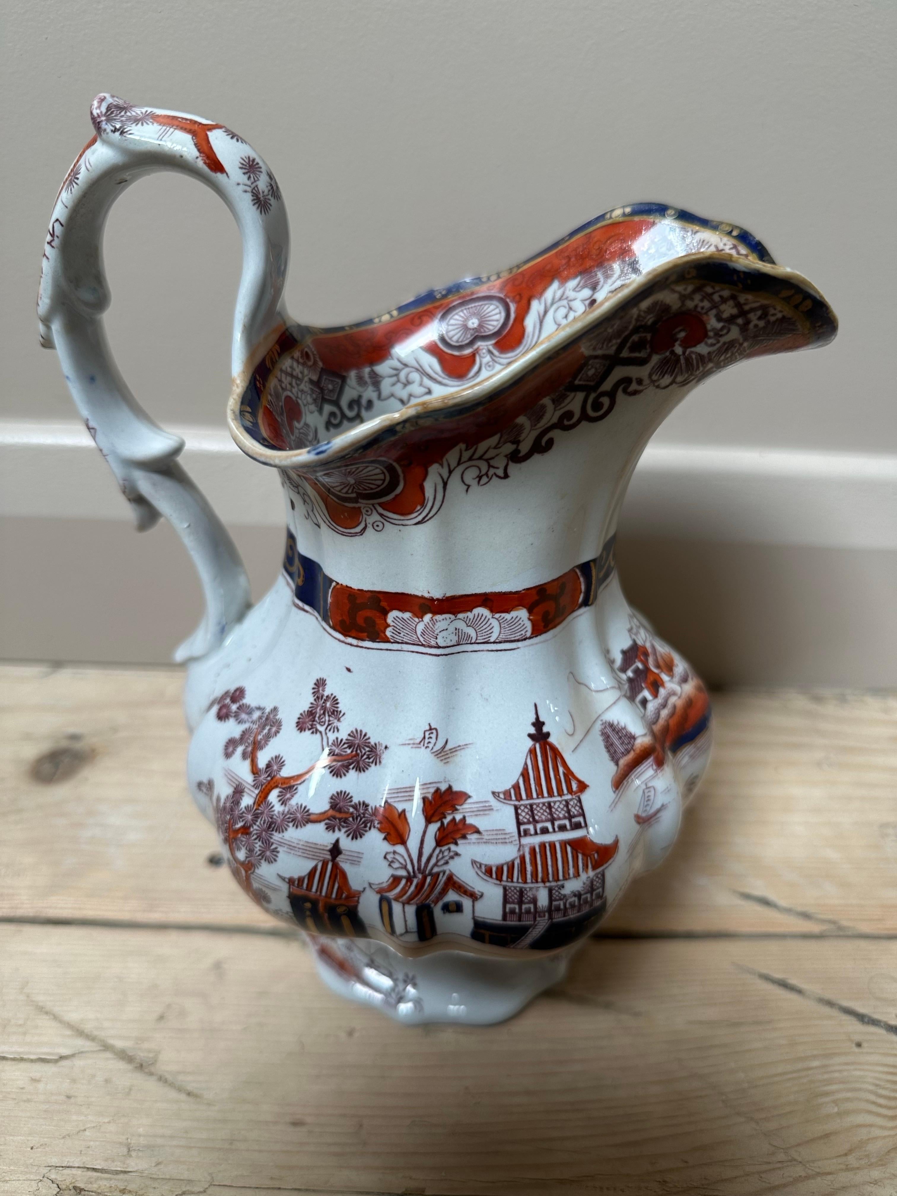 Jarra de Mason's Ironstone con motivos chinoiserie, azul real y rojo 1910 en Bueno estado para la venta en Worcester Park, GB