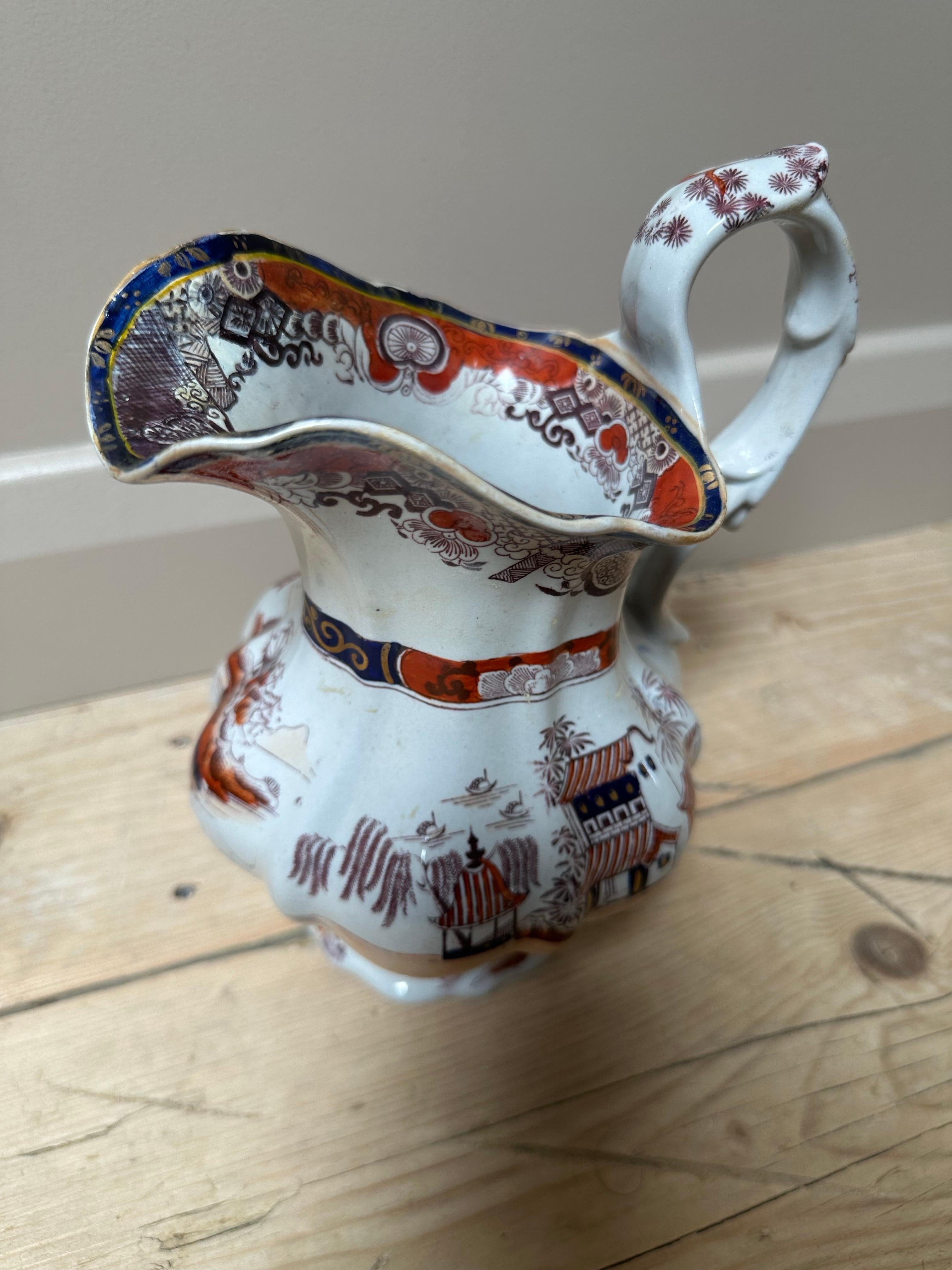 Jarra de Mason's Ironstone con motivos chinoiserie, azul real y rojo 1910 siglo XIX en venta