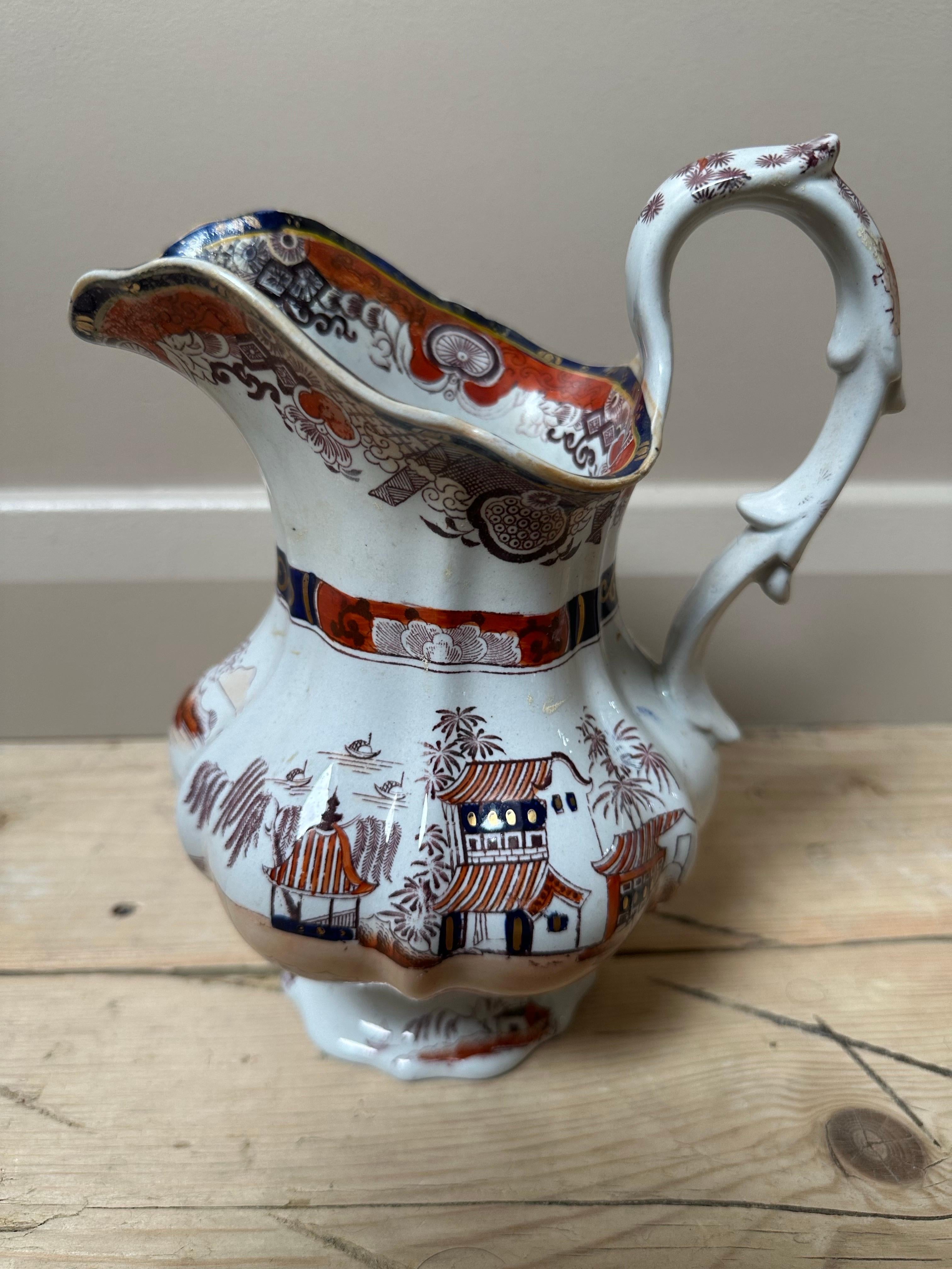 Jarra de Mason's Ironstone con motivos chinoiserie, azul real y rojo 1910 Cerámico en venta