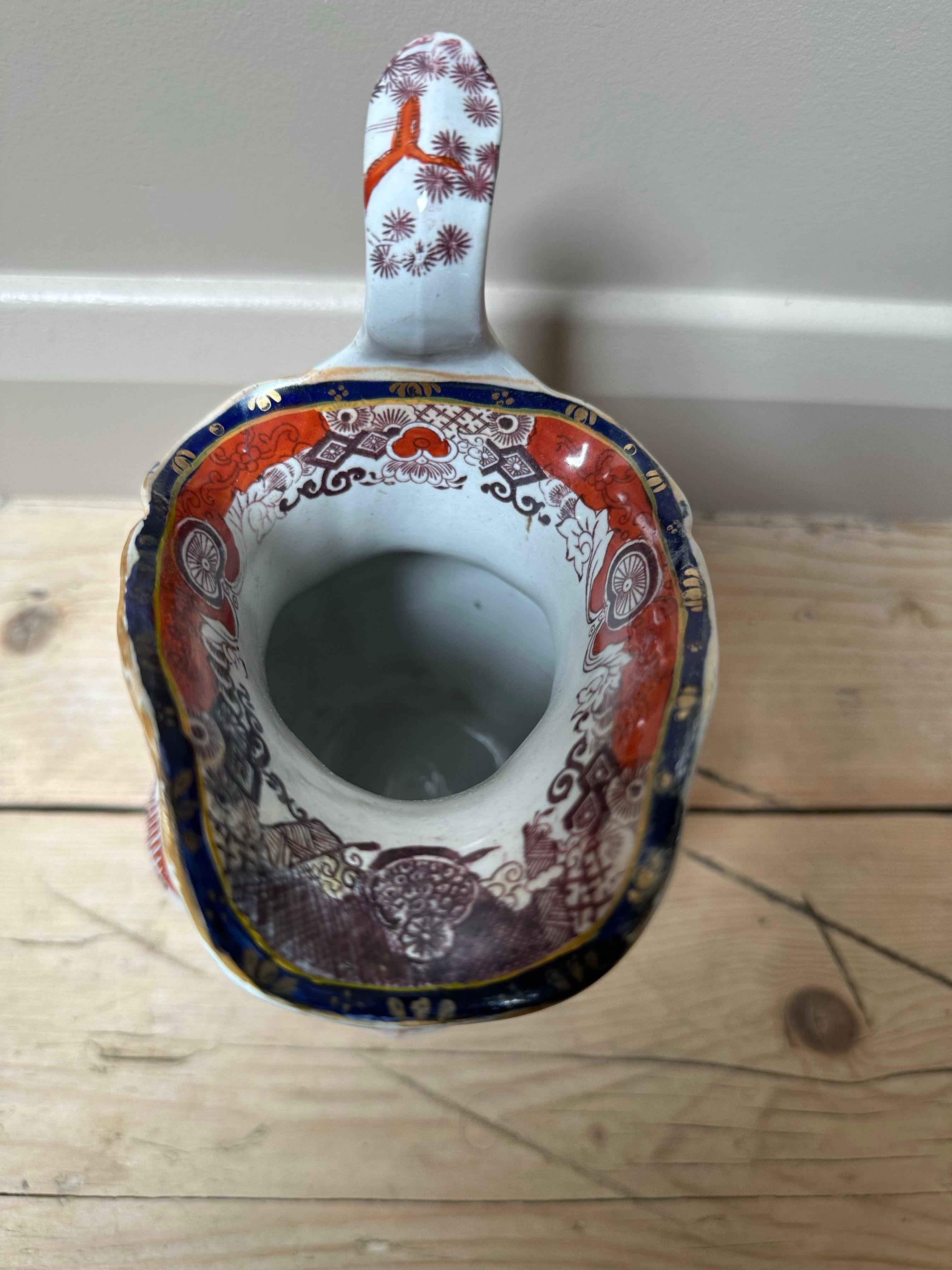 Jarra de Mason's Ironstone con motivos chinoiserie, azul real y rojo 1910 en venta 1