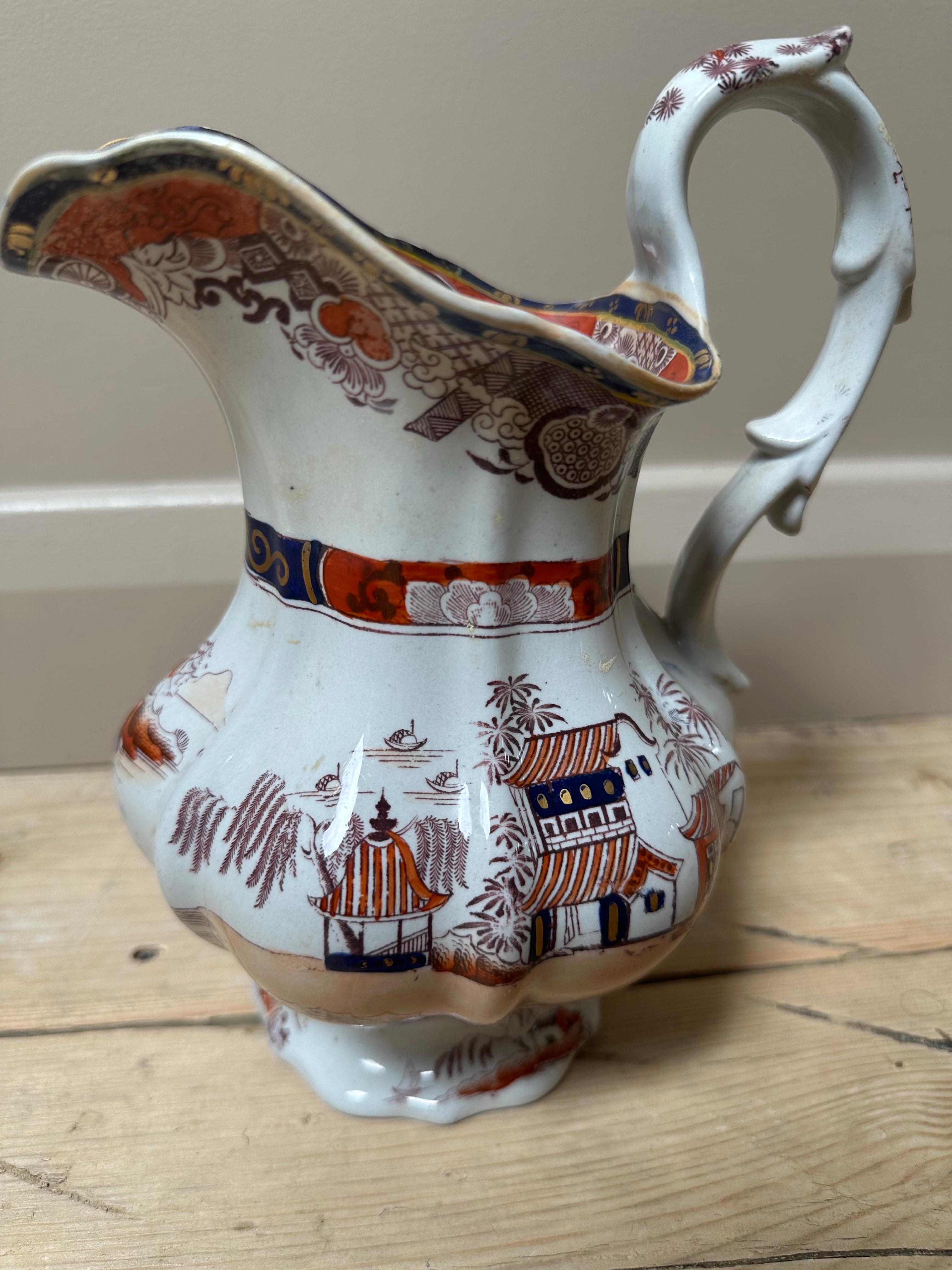 Jarra de Mason's Ironstone con motivos chinoiserie, azul real y rojo 1910 en venta 2