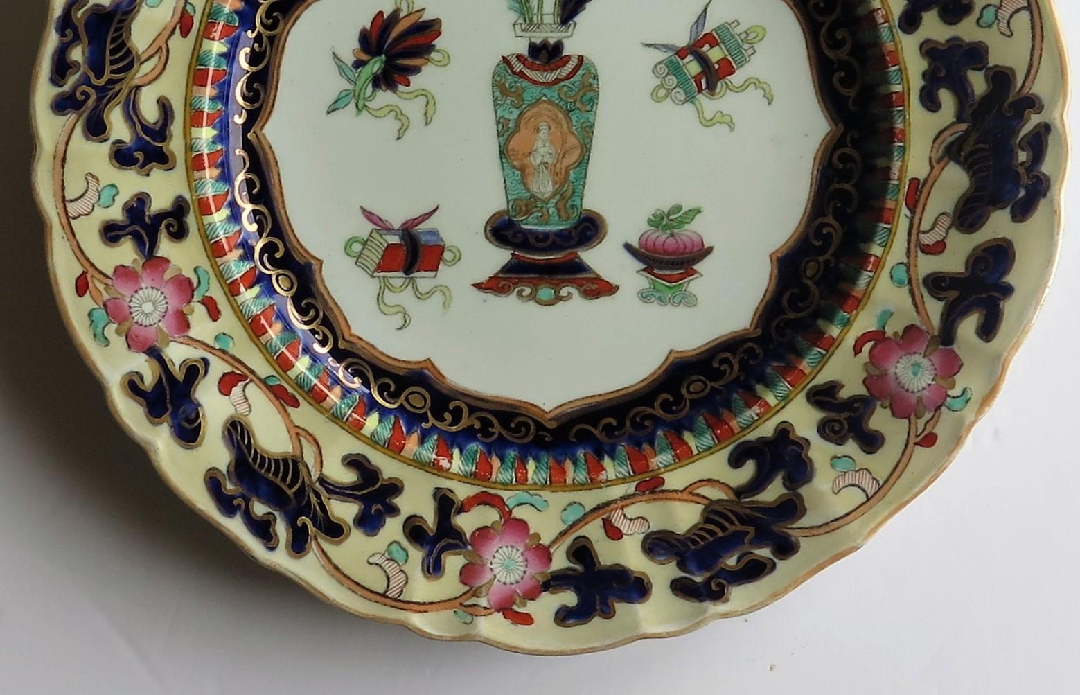 Mason's Ironstone Large Dinner Plate Chinese Antiquities Pattern, circa 1840 In Good Condition In Lincoln, Lincolnshire